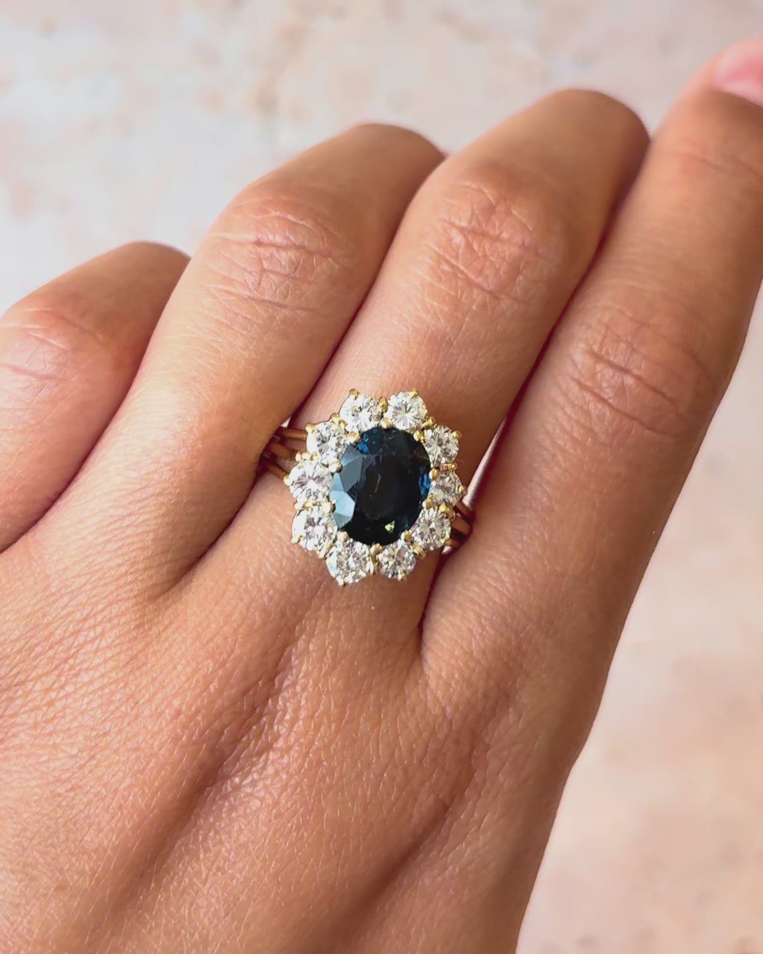 Anillo Marguerite Zafiro 3.90 quilates, Diamantes 0.90 quilate y Oro 5.88g "Adélie"