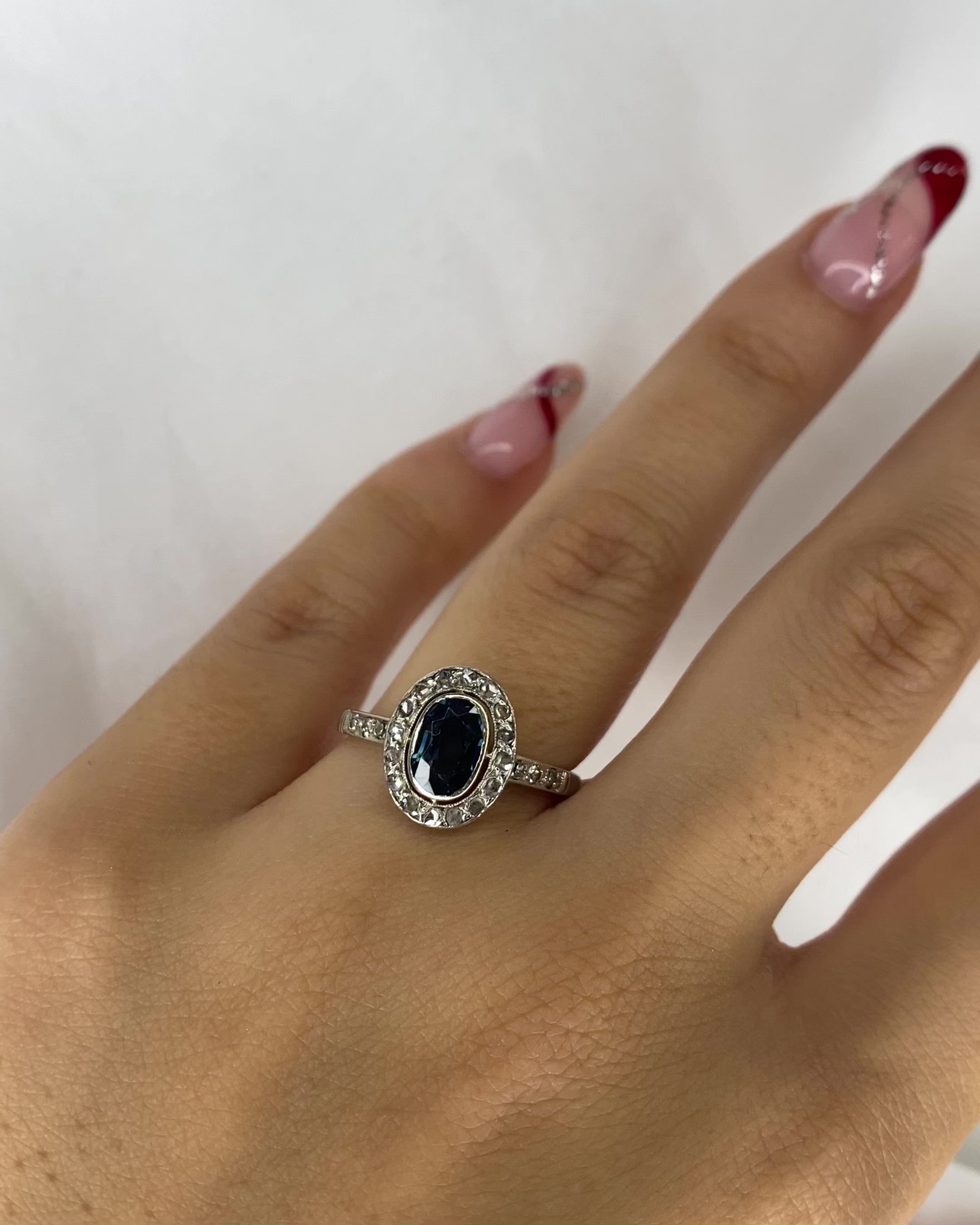 Bague Maguerite Art Déco Saphir 0.93 carat &amp; 22 Diamants "Floriane"