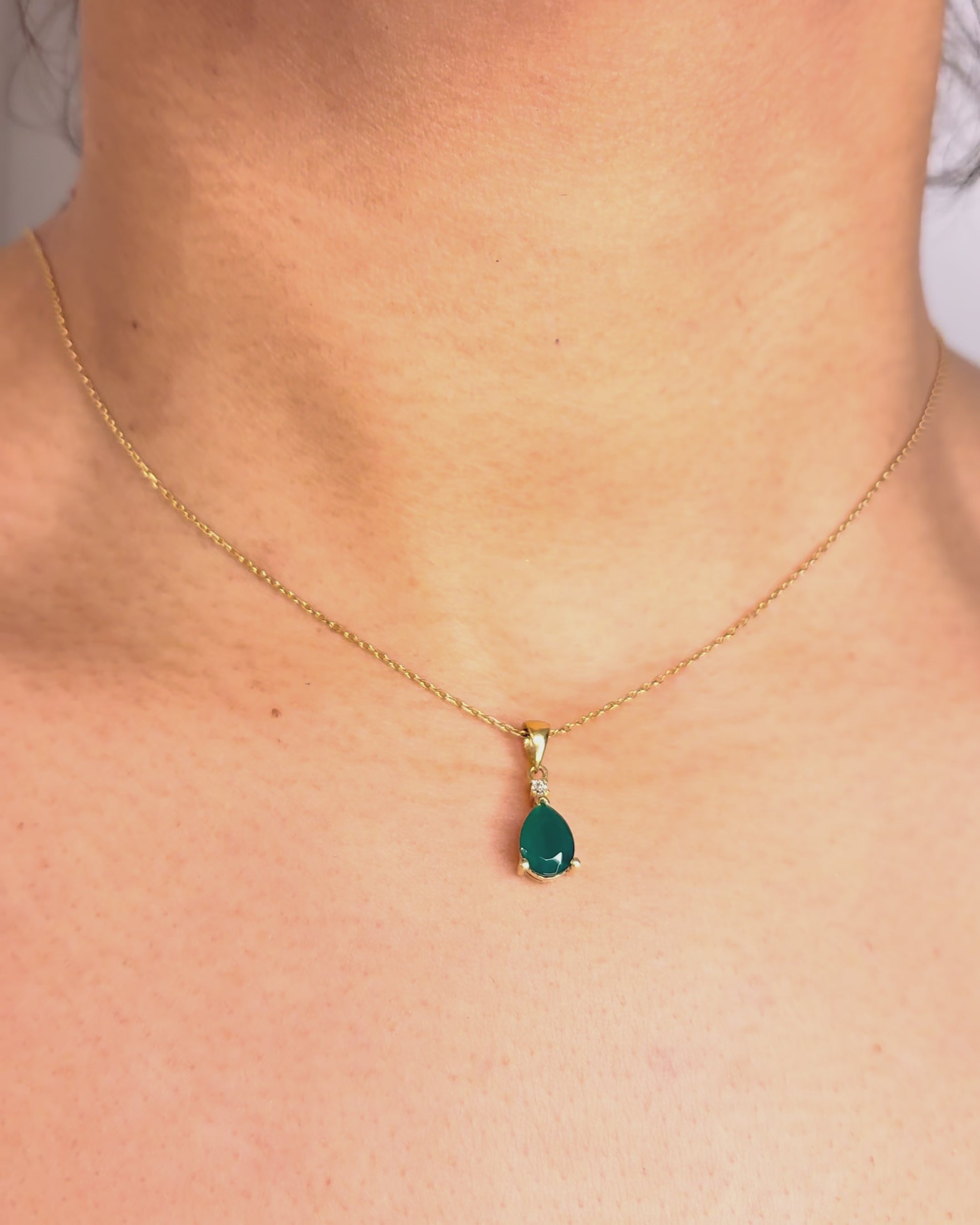 Pendentif Calcédoine Poire 0.87 carat &amp; Diamant "Claudie"
