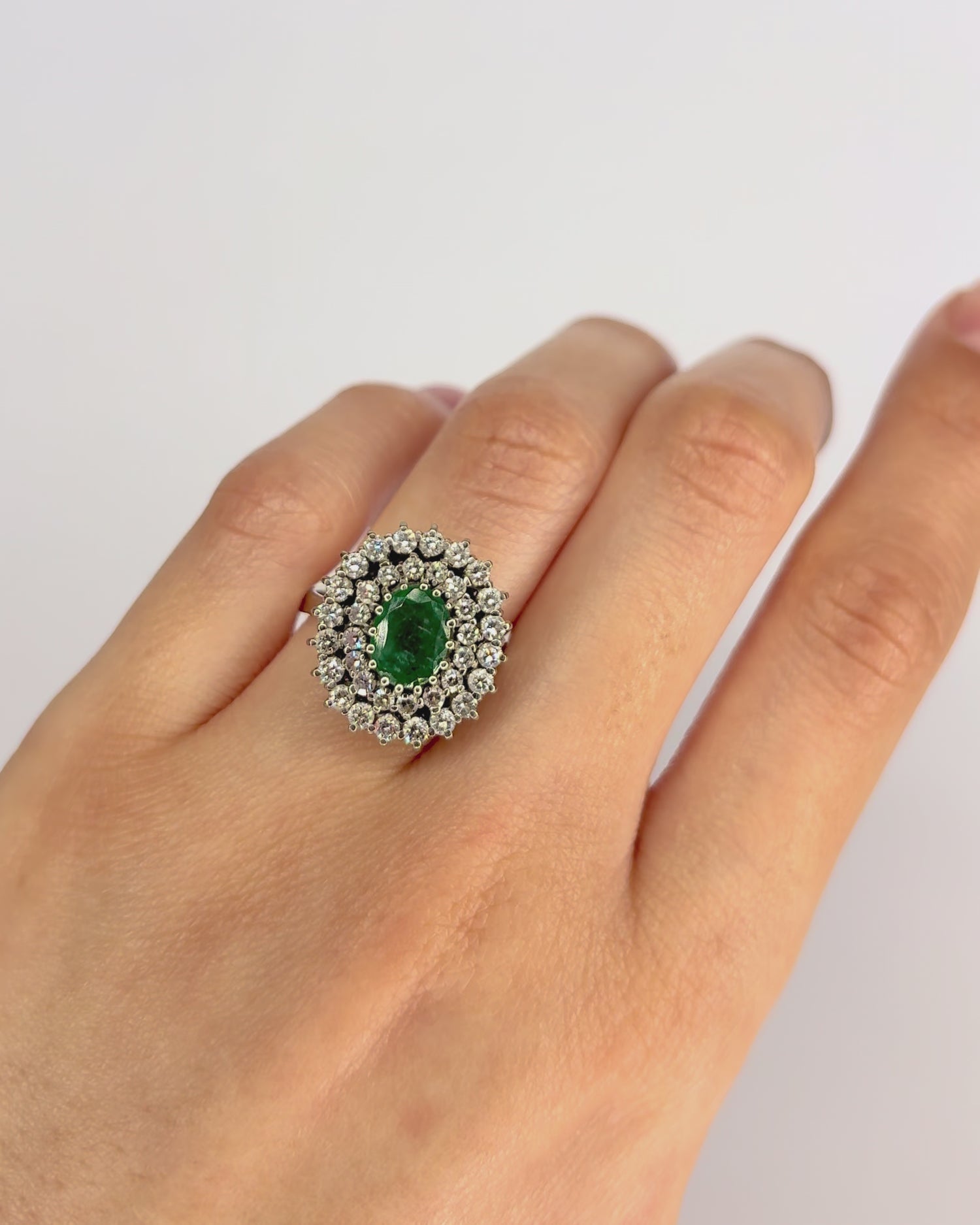 Anillo Marguerite Esmeralda 1.56 quilates y Diamantes 0.92 quilates "Aimée"