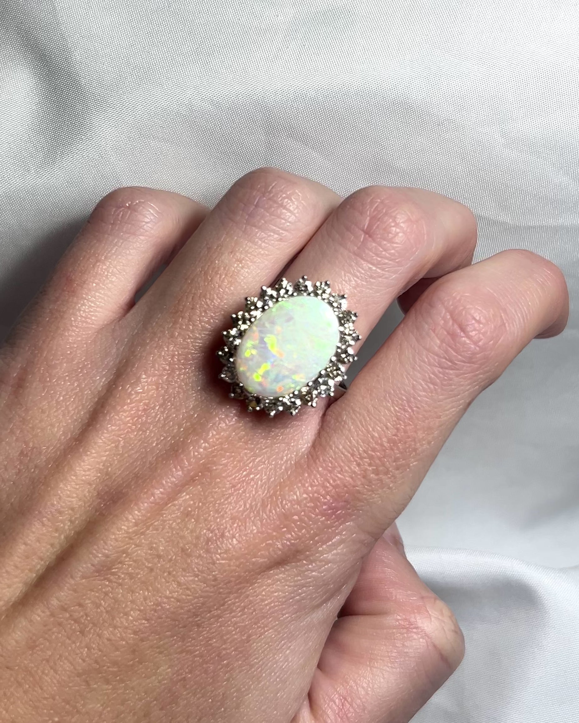 Bague Marguerite Opale 6.40 carats et Diamants 1.40 carat &quot;Wilona&quot;