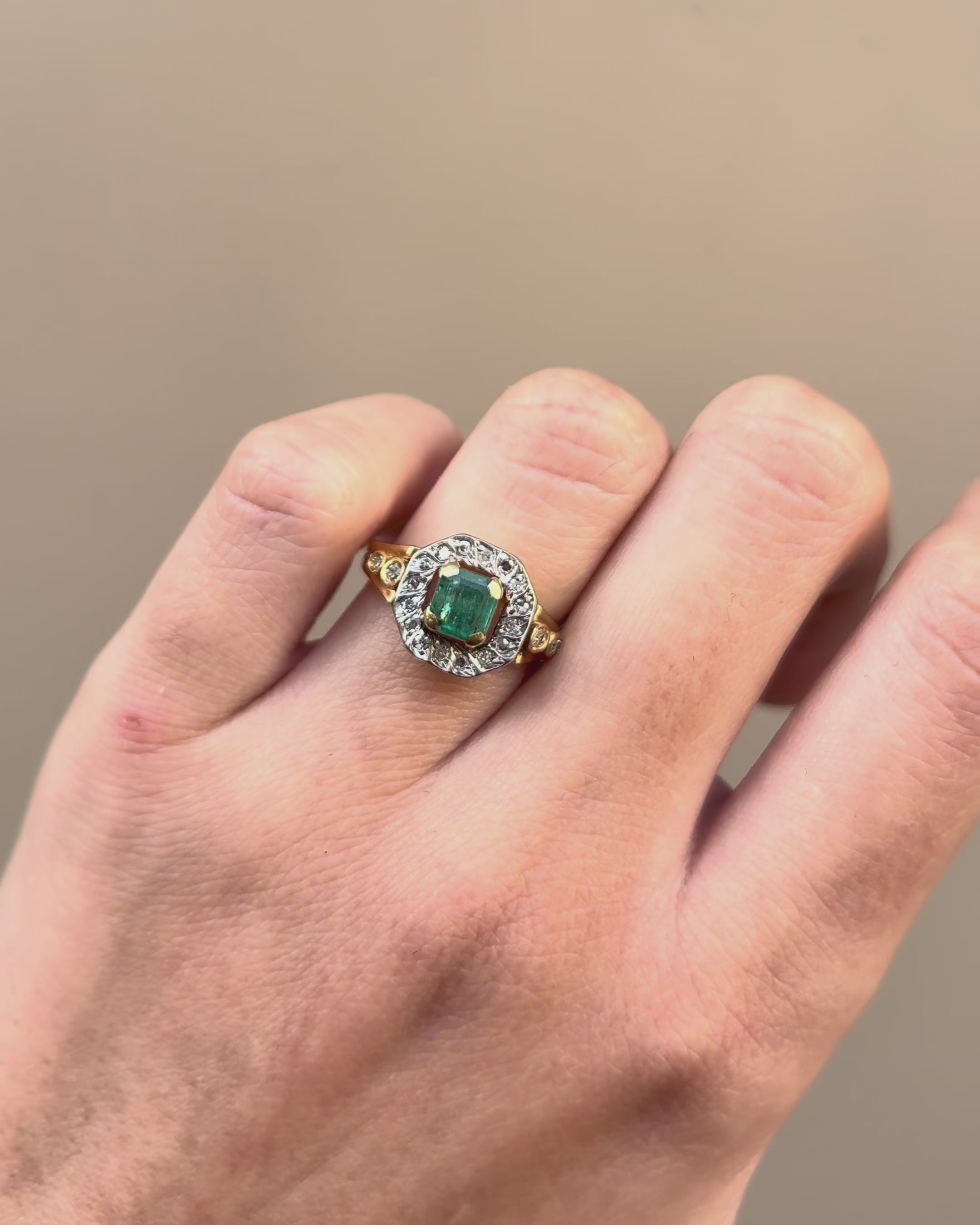 Bague Art Déco Émeraude 0.75 carat &amp; 20 Diamants "Aneia"