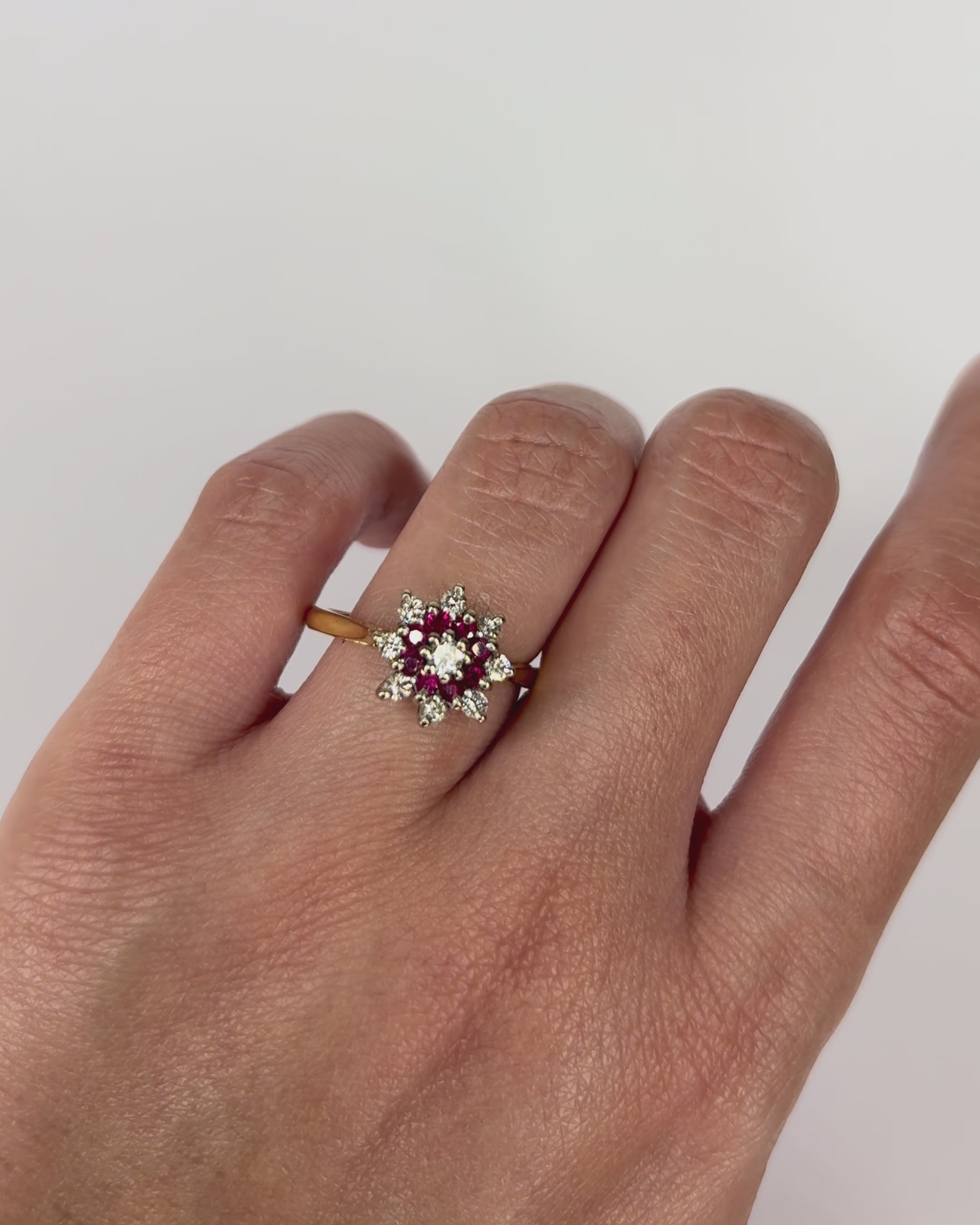 Anillo Marguerite 8 Rubíes y 9 Diamantes "Faustine"