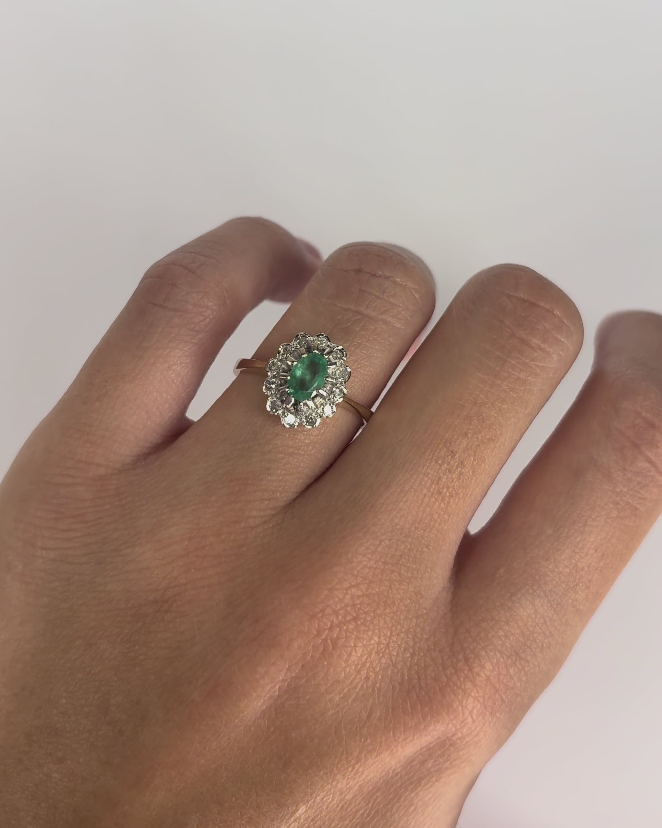 Bague Marguerite Émeraude 0.54 ct &amp; 12 Diamants "Thérèse"