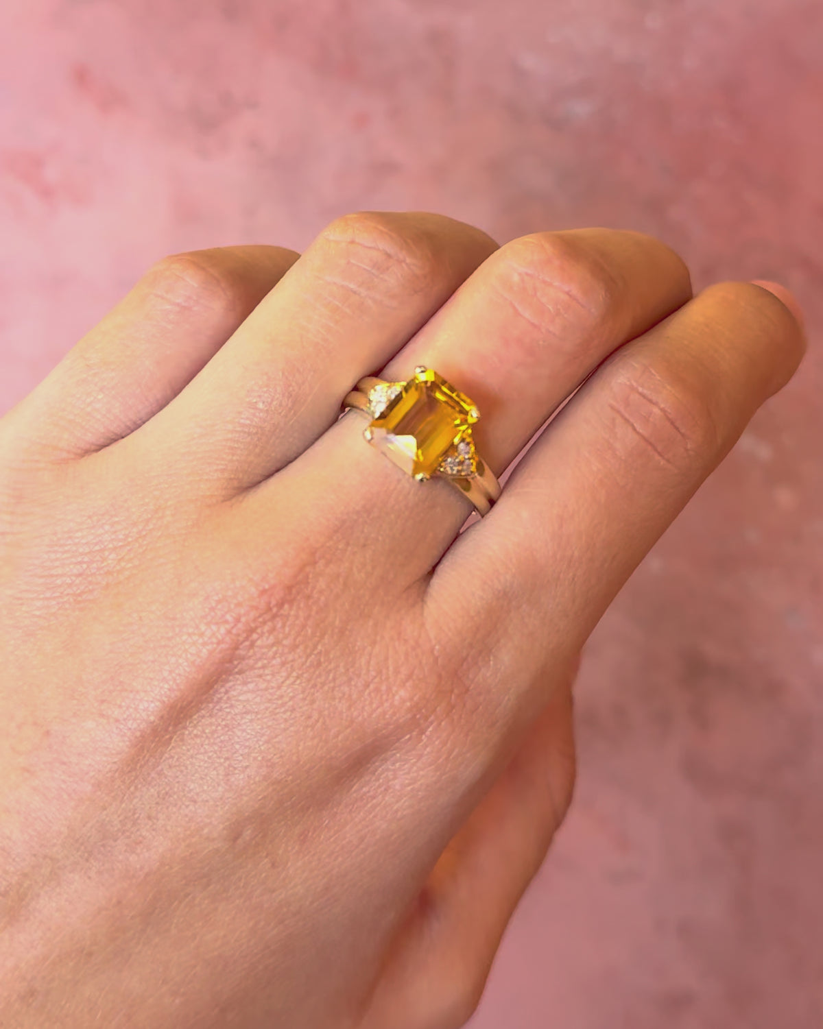 Anillo trilogía de citrino de 3.30 quilates y diamantes, 5,10 g, «Delphine»
