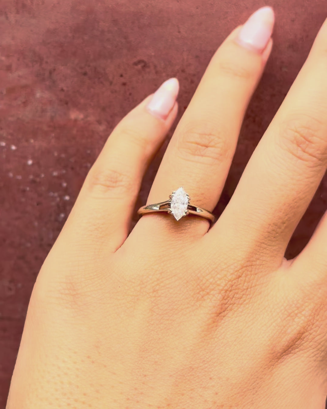 Anillo solitario con diamante marquesa de 0,63 quilates «Calixta»