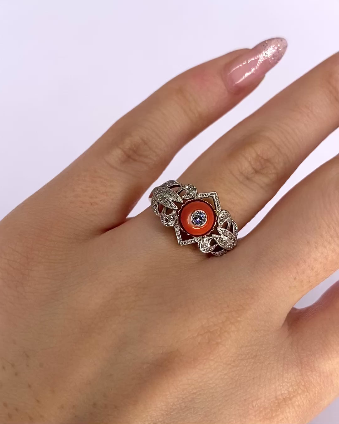 Anillo Art Déco Diamantes y Coral "Nour"