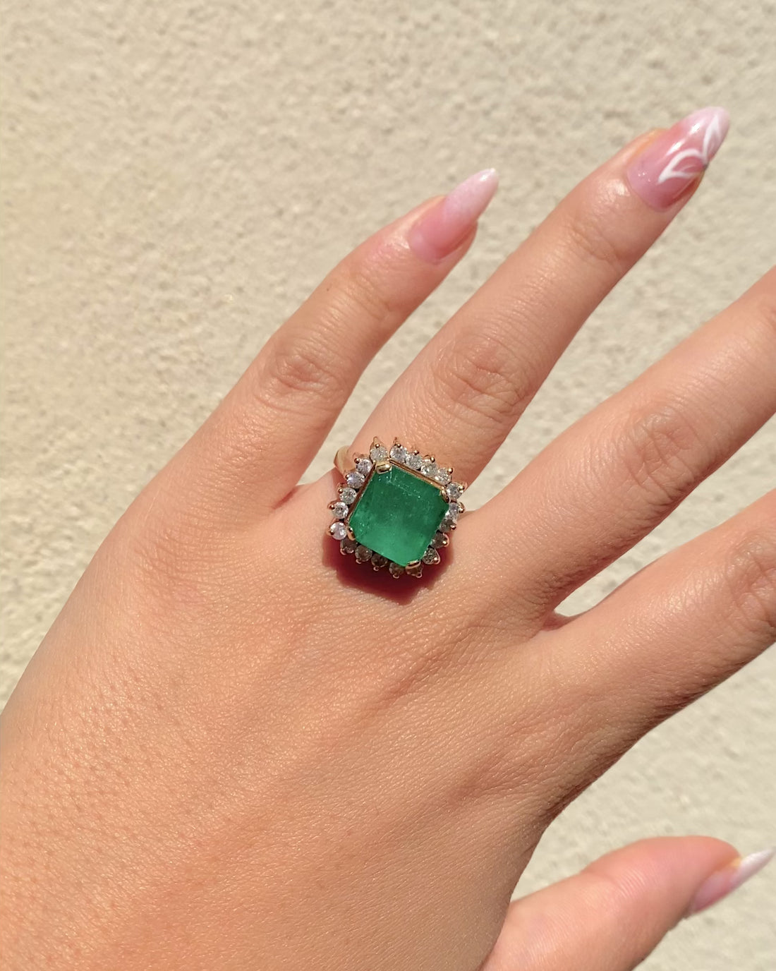 Bague Marguerite Emeraude 7.30 carats &amp; 20 Diamants &quot;Fauvette&quot;