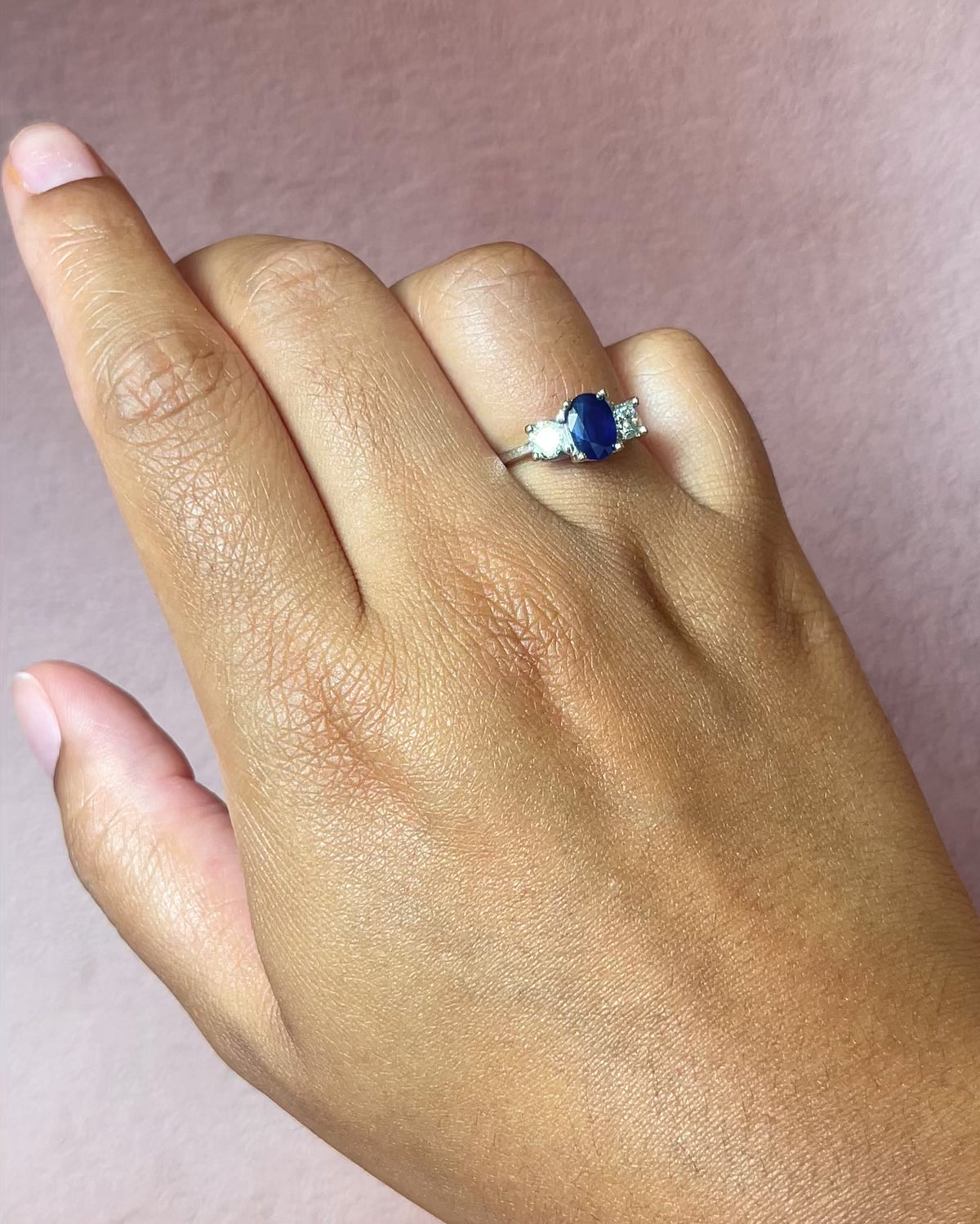 Anillo trilogía de zafiro de 0.85 quilates y diamantes de 0.40 quilates «Éléanore»