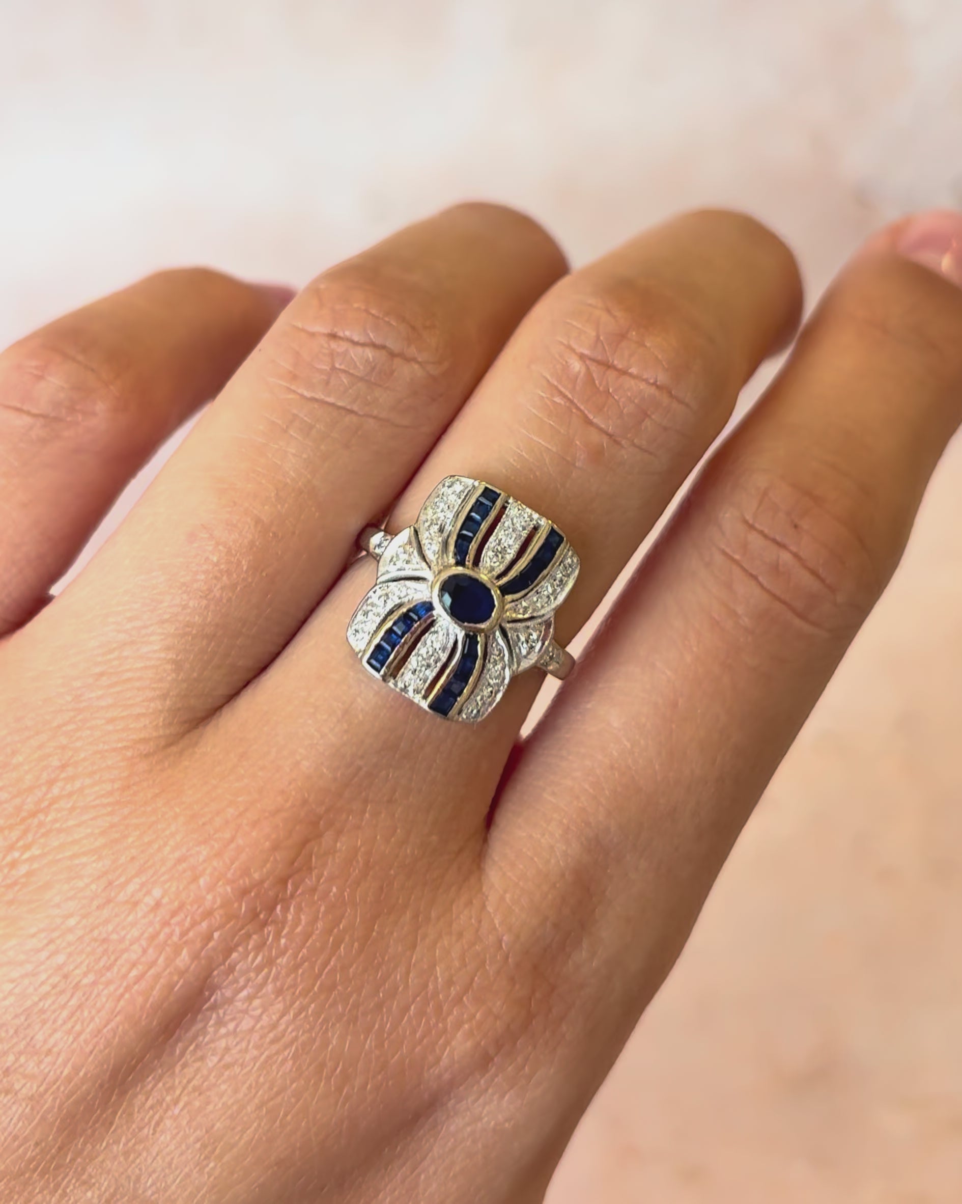 Anillo Art Déco de zafiros de 0,86 quilates y diamantes de 0,20 quilates «Marylin»