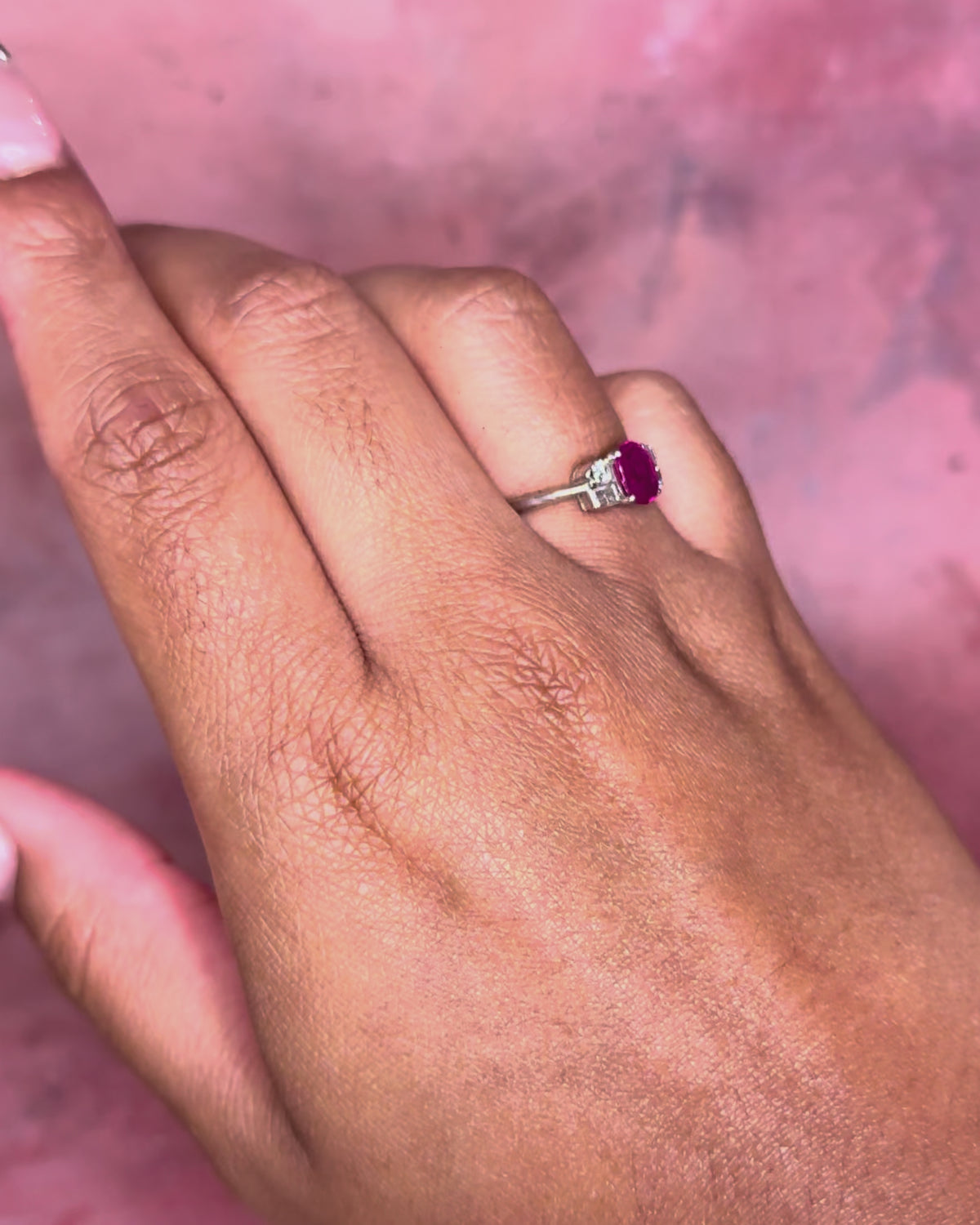 Anillo trilogía de zafiro rosa de 0.80 quilates y diamantes «Esmé»