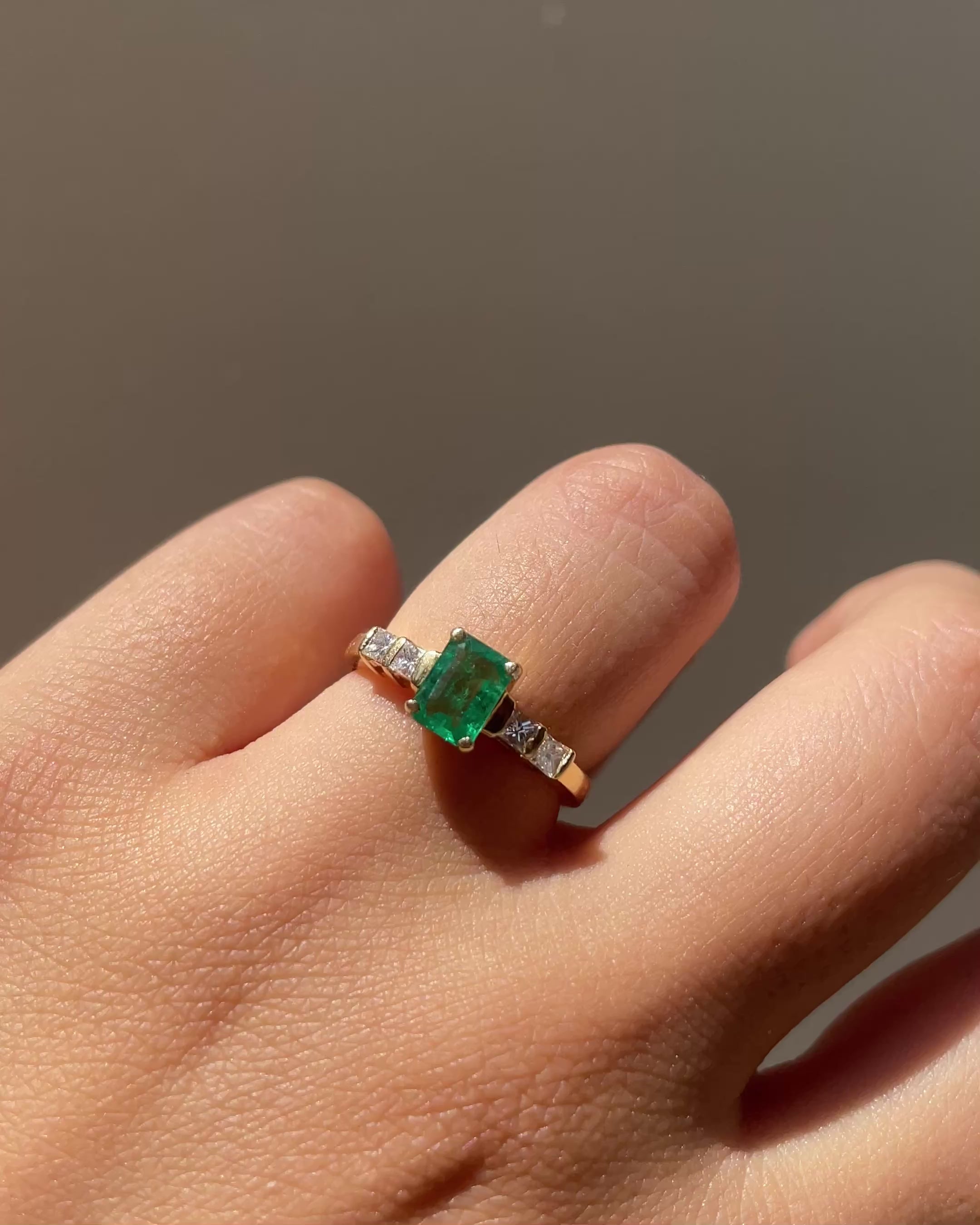 Bague Trilogie Émeraude 0.60 carat &amp; Diamants "Alixéa"