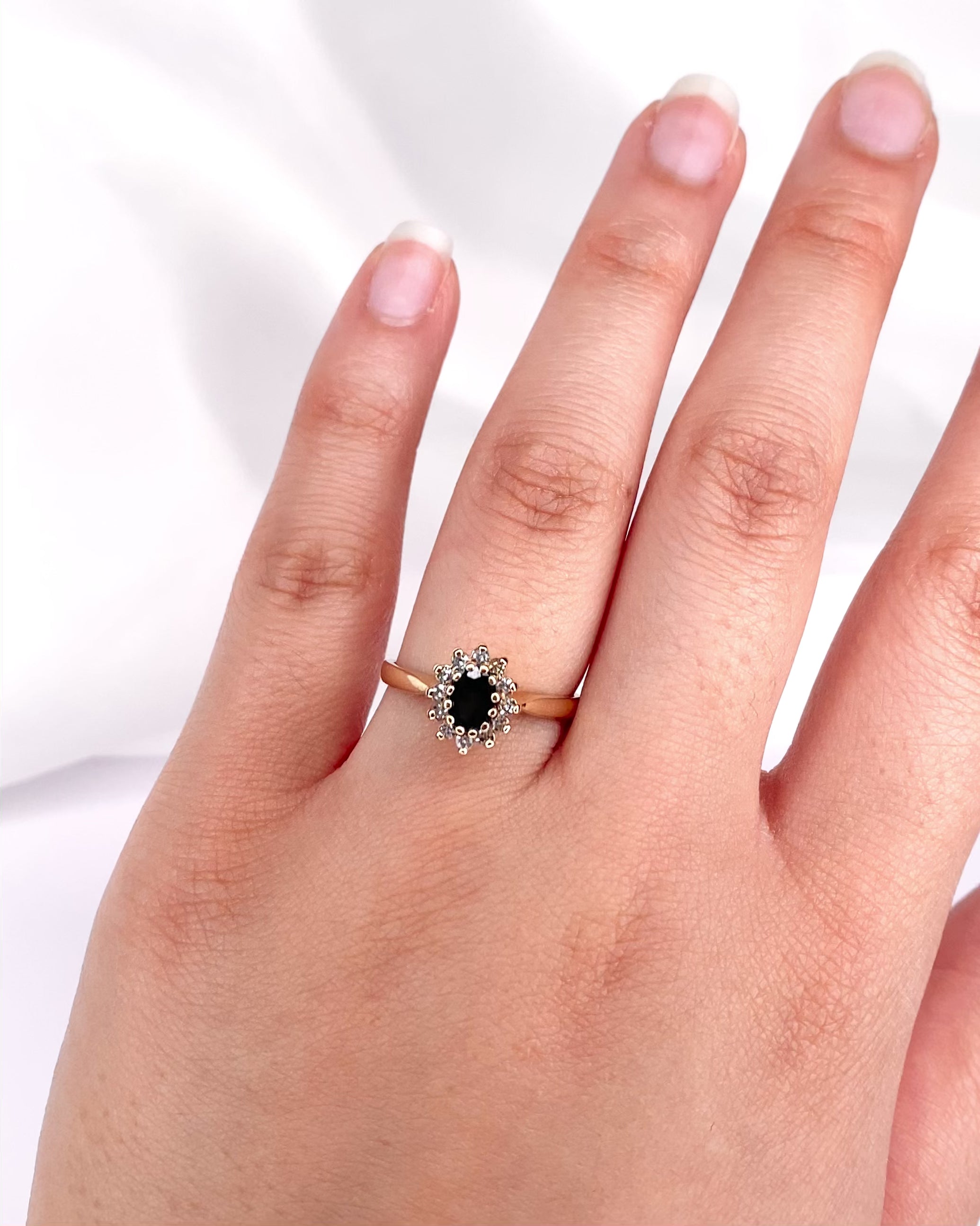 Marguerite Ring Sapphire 0.45 Carat &amp; 12 Diamonds "Lisie"
