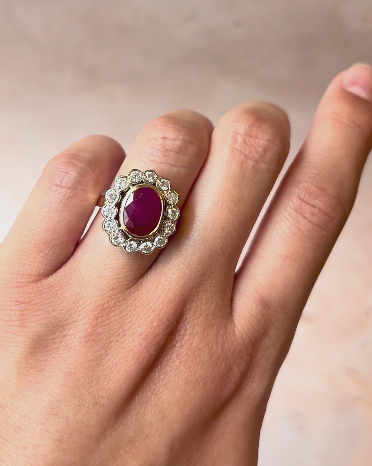 Anillo Marguerite Rubí 2.55 quilates y Diamantes 0.56 quilates "Rosie"