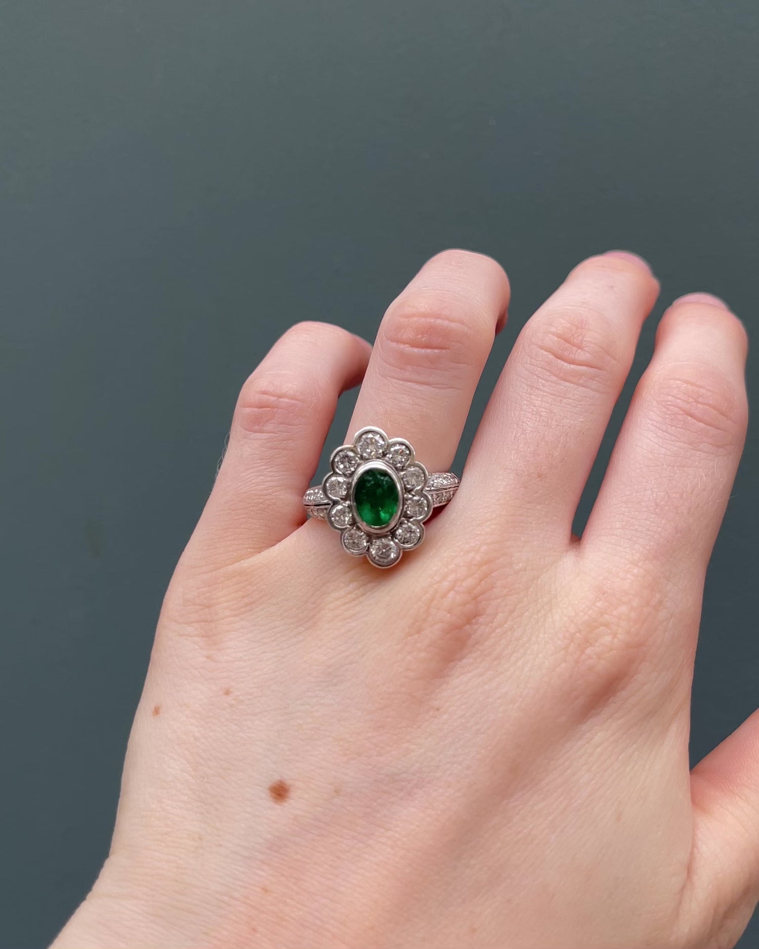Bague Marguerite Émeraude 1.20 carat &amp; 30 Diamants “Aziel”