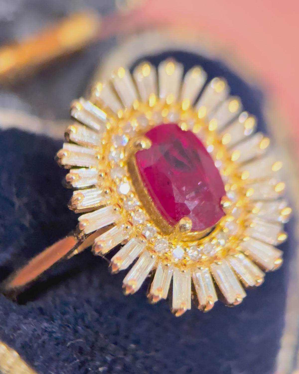 Anillo margarita de rubí mozambiqueño de 0.82 quilates y diamantes de 0.63 quilates "Biena"