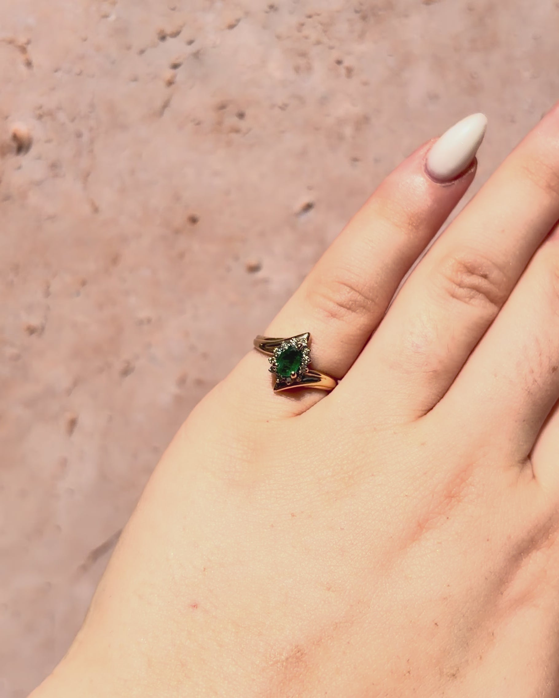 Bague Marguerite Émeraude 0.65 carat &amp; Diamants "Iris"