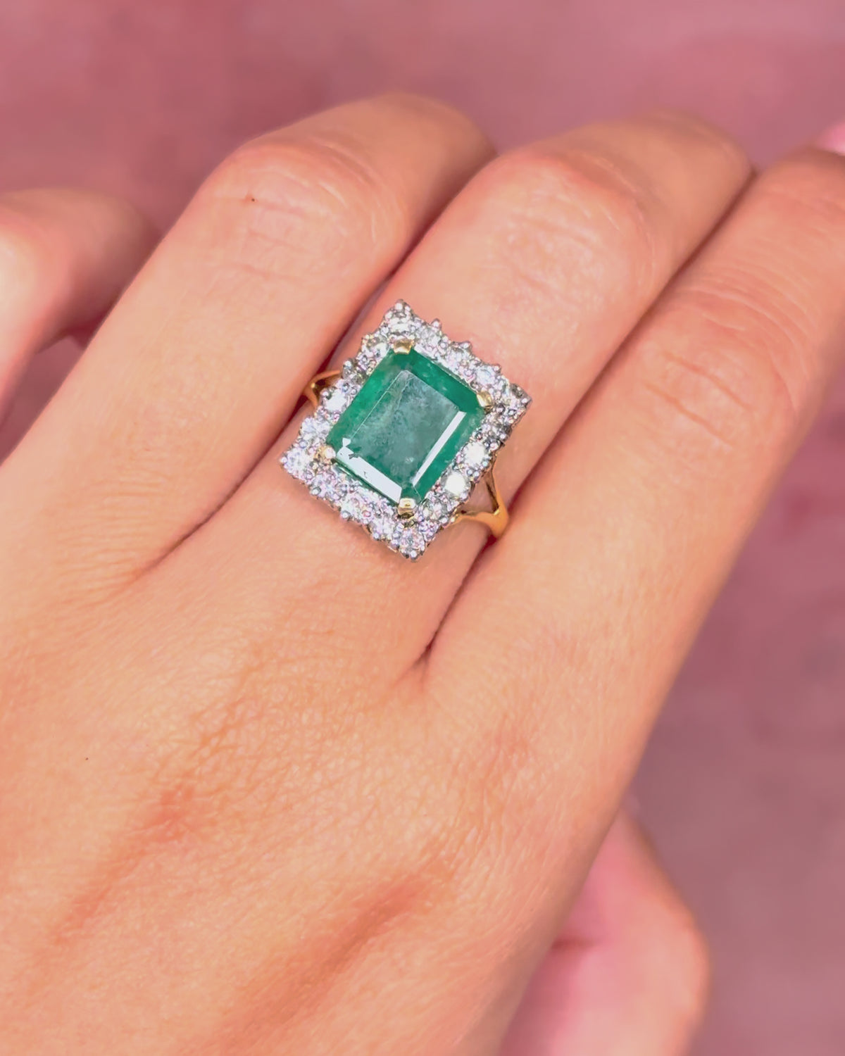 Anillo Margarita con esmeralda de 2.90 quilates y diamantes de 0.72 quilates "Lucia"