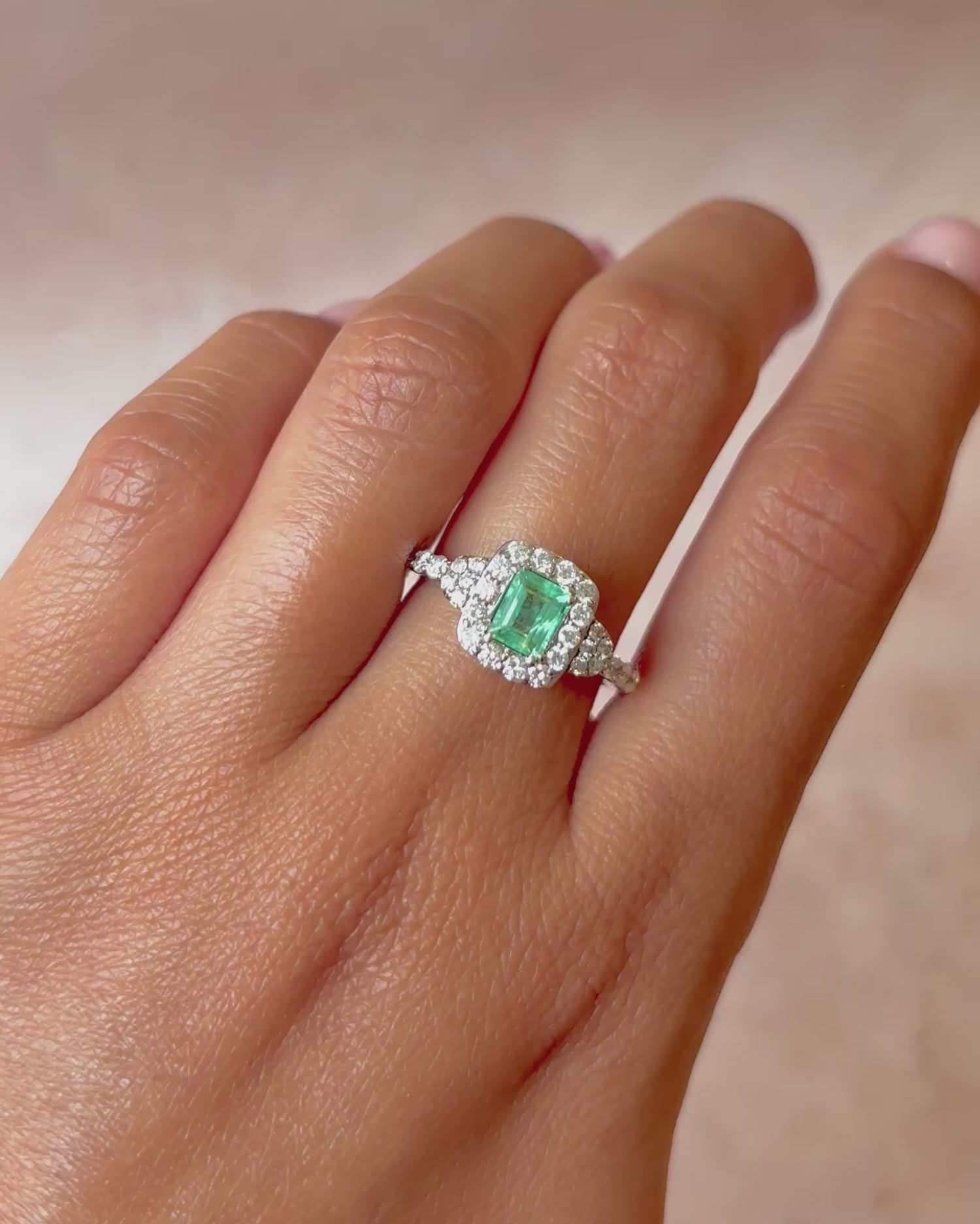 Anillo estilo Art Déco Esmeralda 0,90 quilates y Diamantes 0,52 quilates "Malicia"