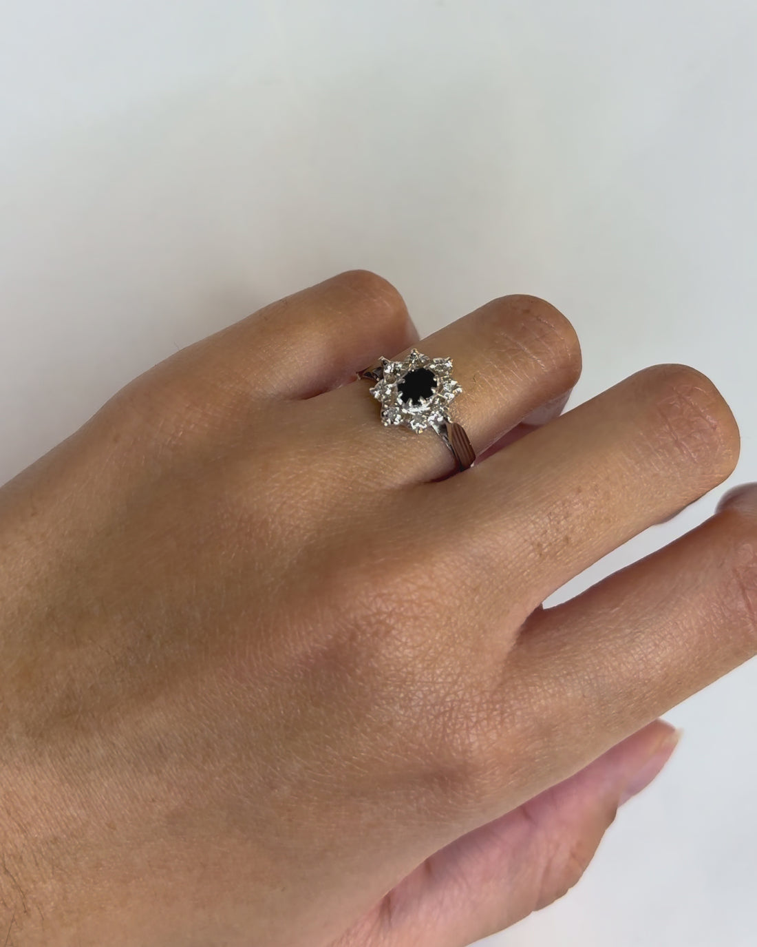 Bague Marguerite Saphir 0.40 carat &amp; 8 Diamants “Camille”