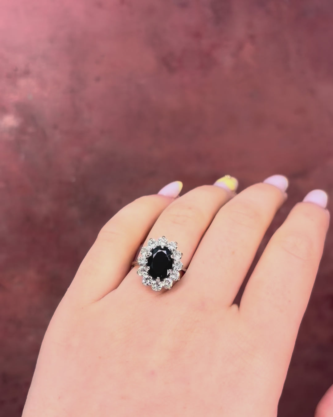 2.35-carat sapphire and 1.08-carat diamond daisy ring, 5.06 g "Carlota"