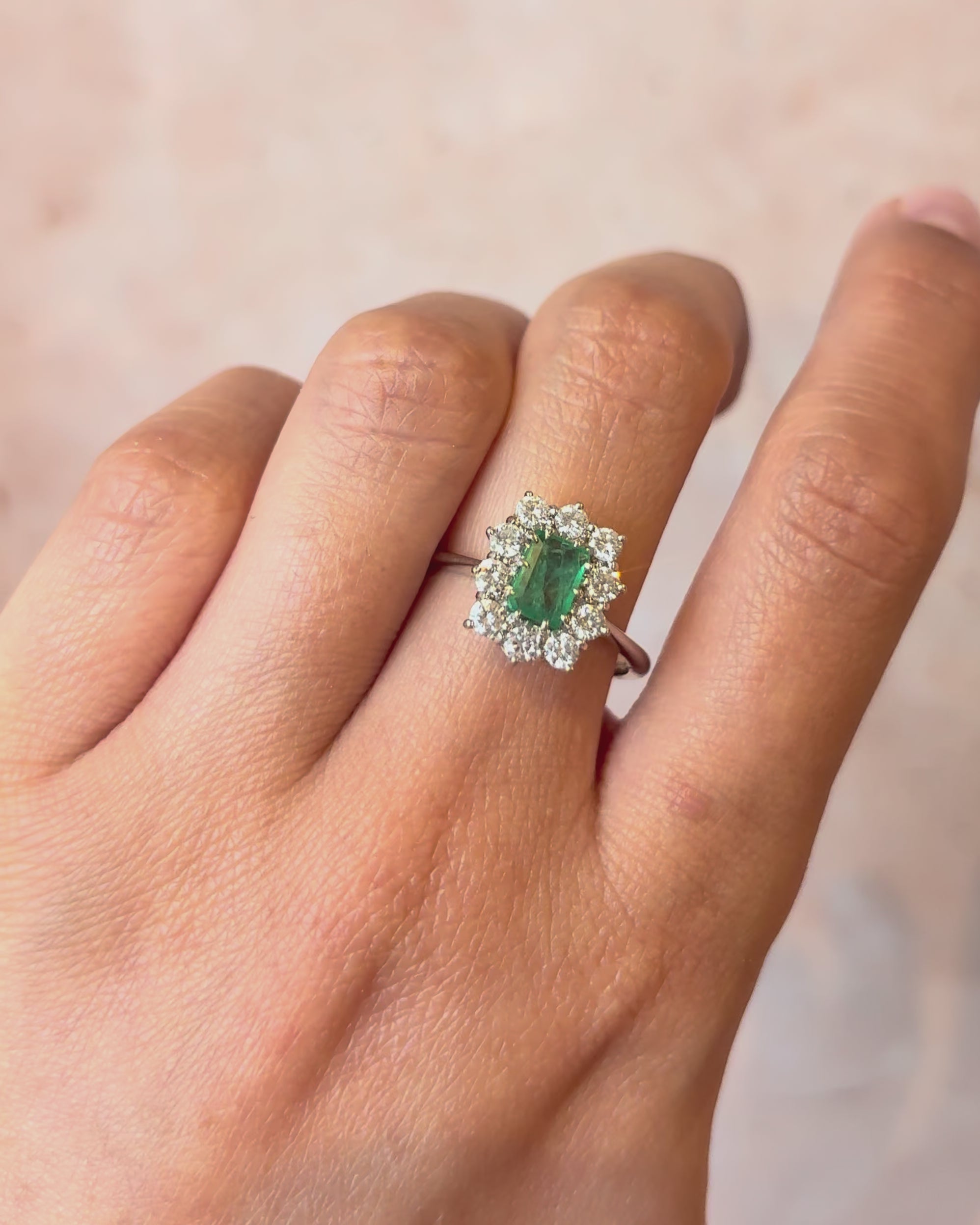 Anillo Margarita Esmeralda 0,61 quilates y Diamantes 0,50 quilates "Ségolène"