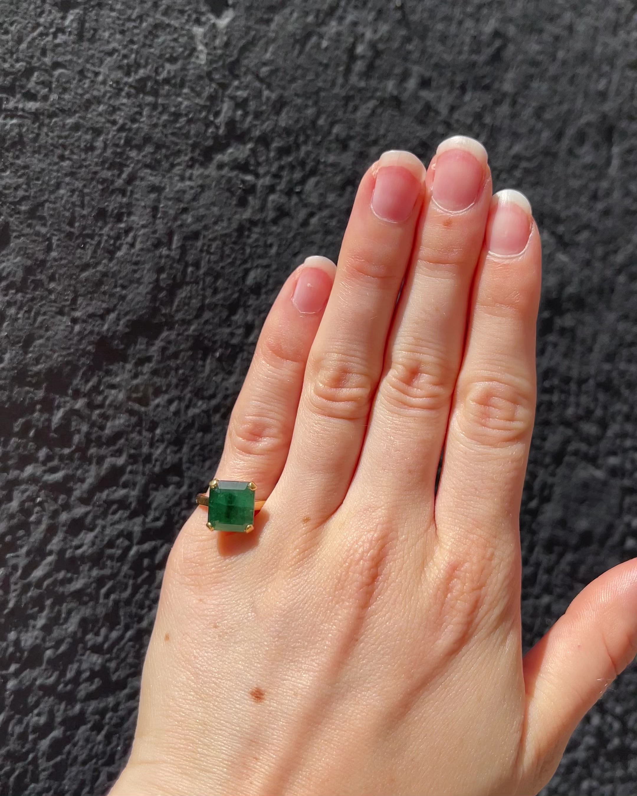 Anillo de cóctel esmeralda 5.40 quilates "Shay"