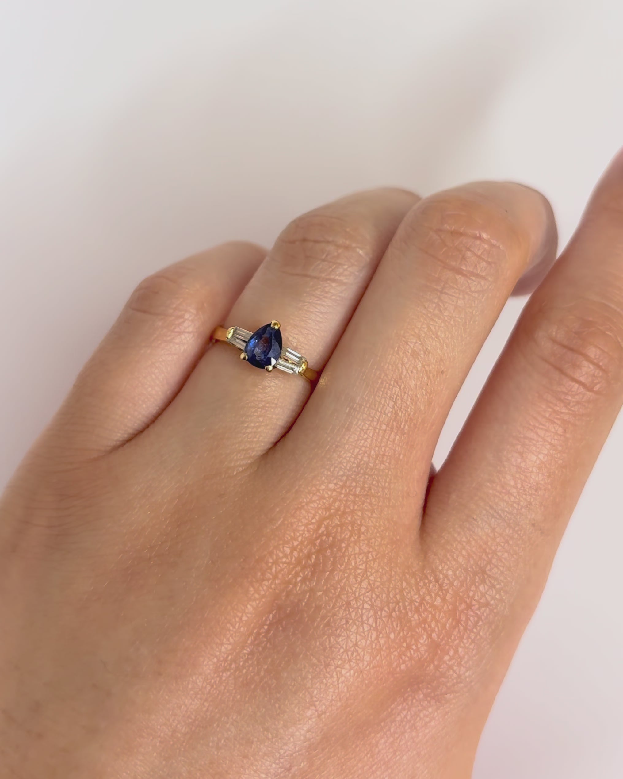 Bague Trilogie Saphir 0.60 carat &amp; Diamants "Prisca"