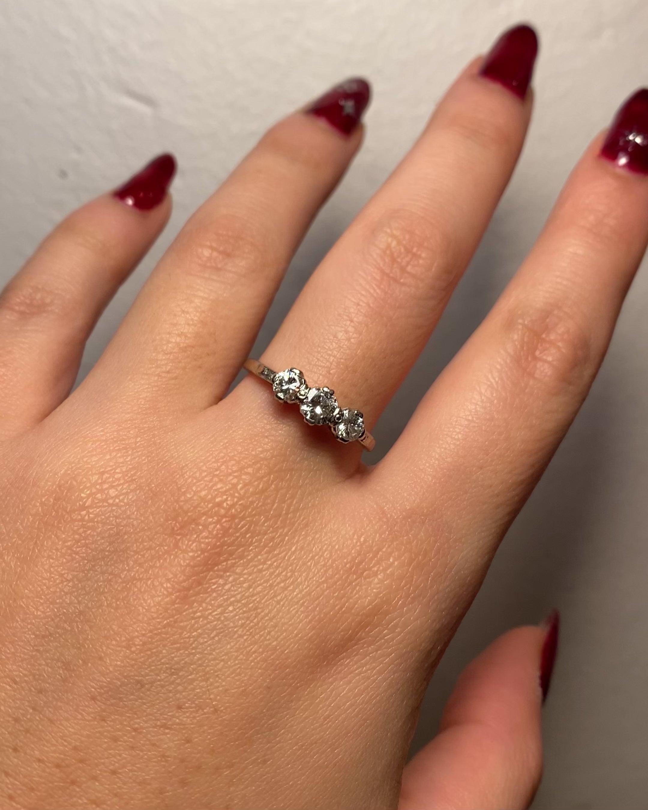Anillo Trilogía Diamantes 0.72 quilates "Galinda"