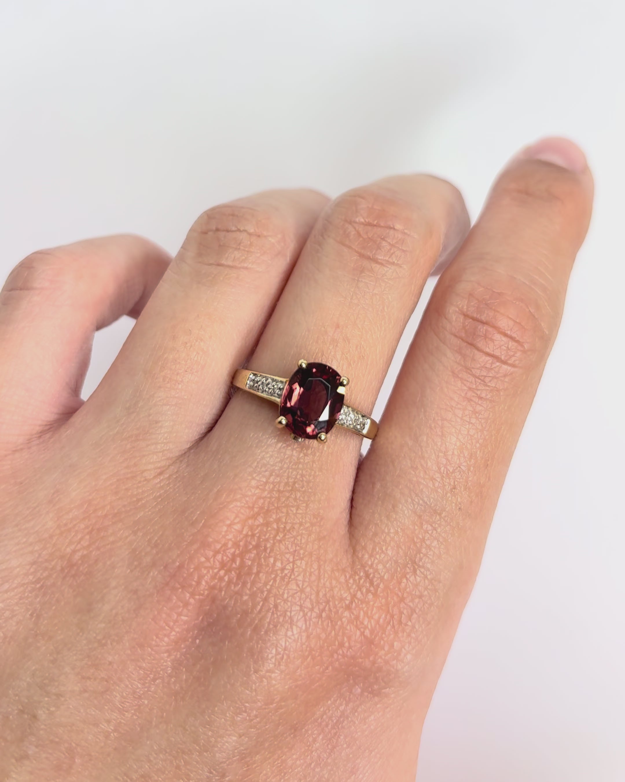 Bague Solitaire Grenat 2.50 carats &amp; 8 Diamants "Gwenaëlle"