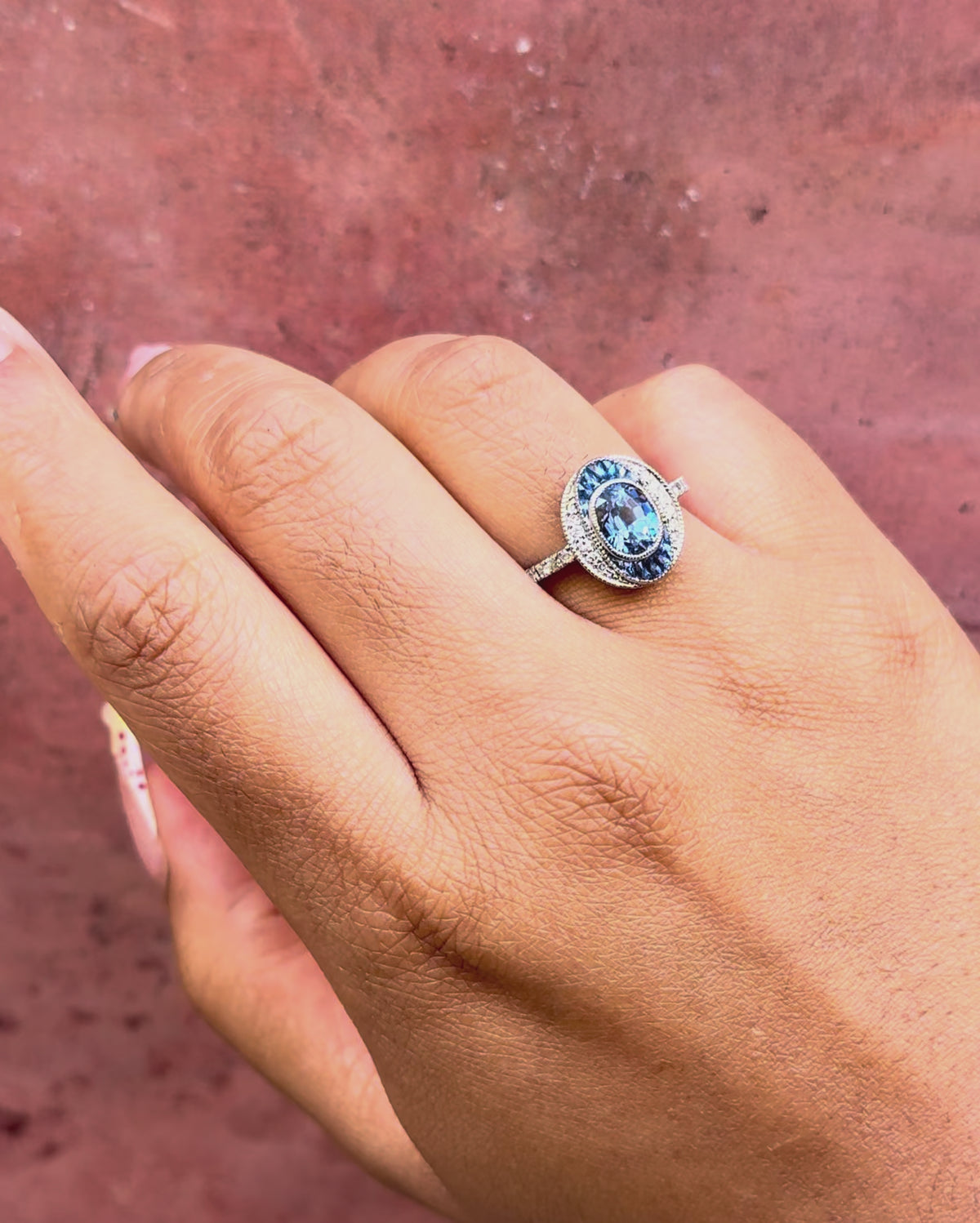 Anillo de estilo art déco con zafiros de 2.44 quilates y diamantes de 0.26 quilates «Constance»