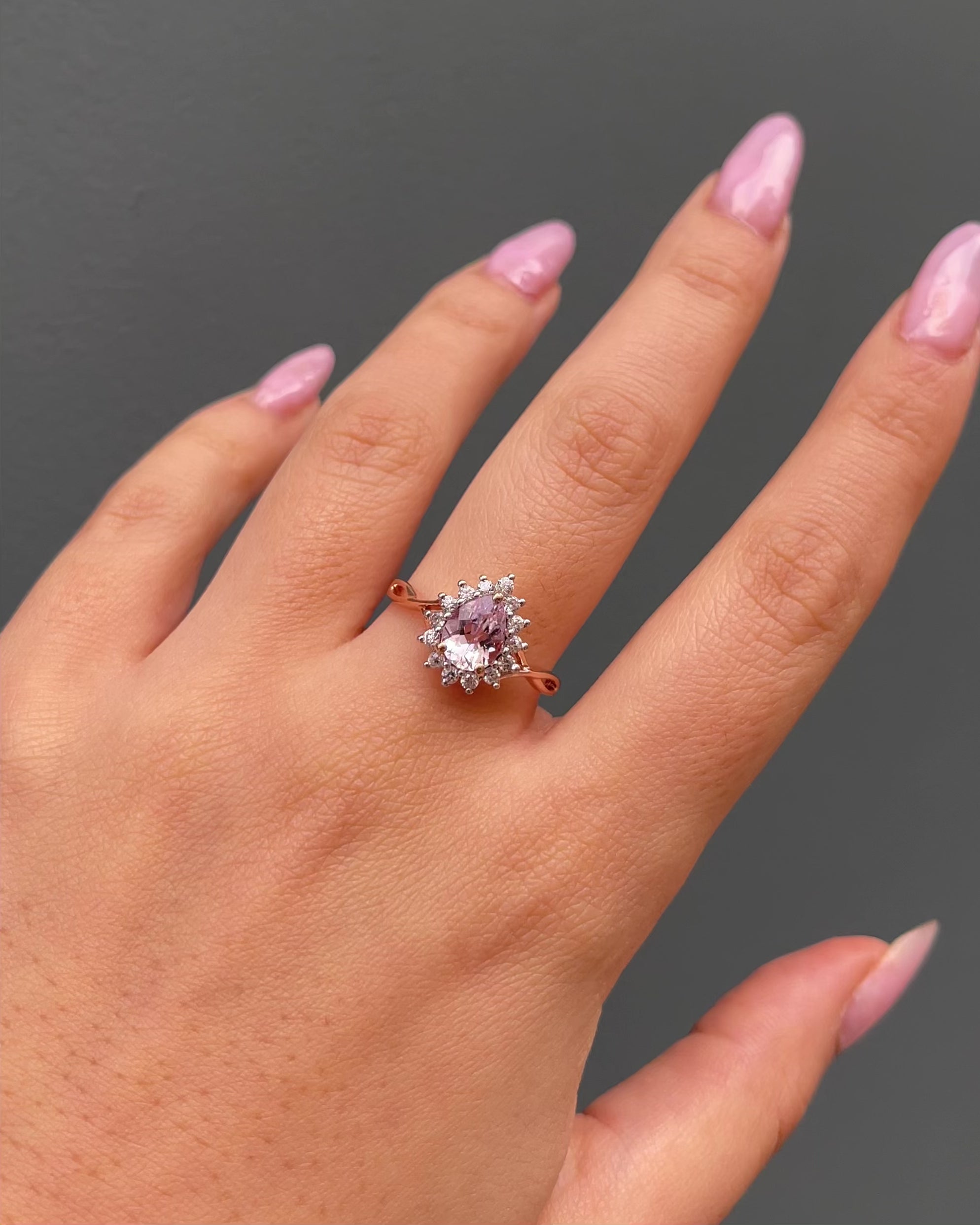 Anillo Margarita Turmalina Rosa 1.30 quilates y 14 Topacios Blancos "Ginevra"