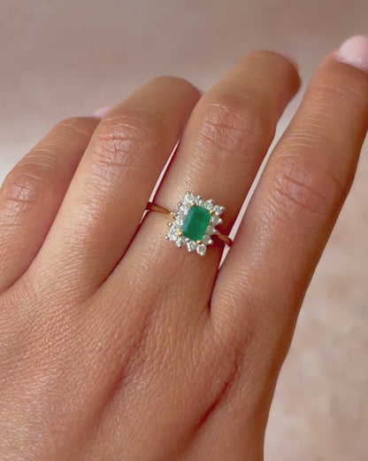 Marguerite Emerald Ring 0.60 carat, Diamonds 0.28 carat &amp; Gold 4.61 g "Rahma"