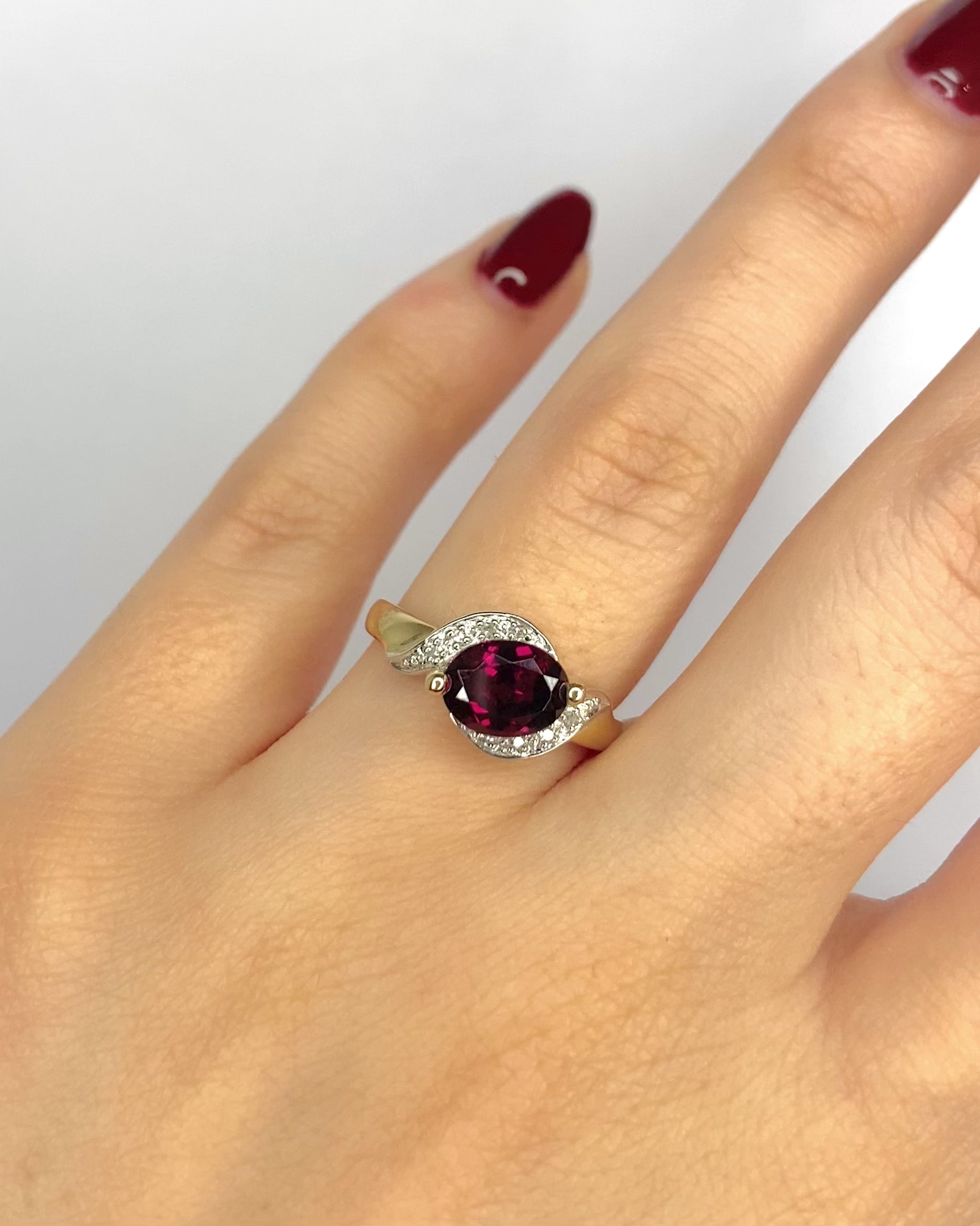 Anillo Tourbillon Granate 1.70 quilates y 8 Diamantes "Joline"