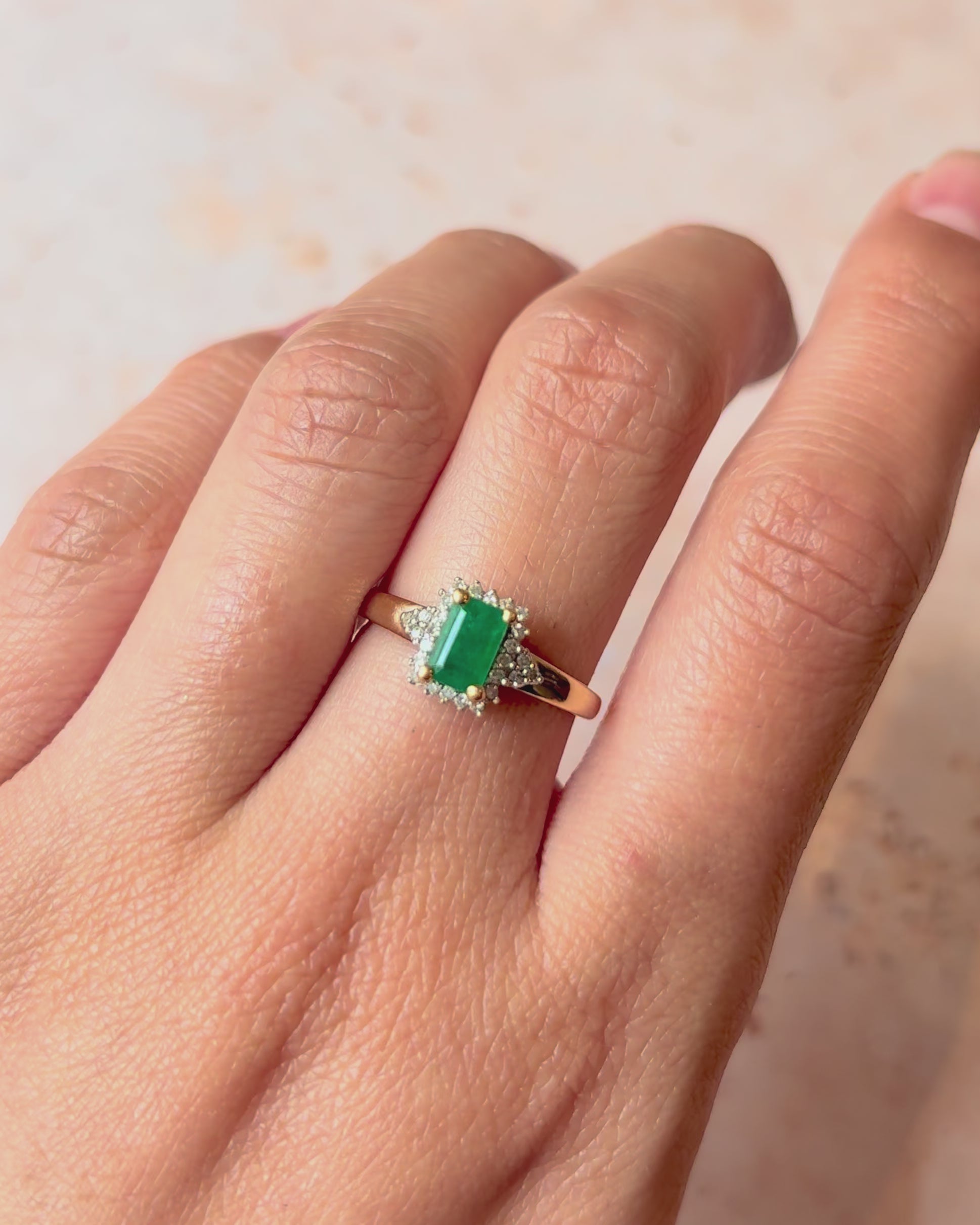 Anillo Margarita Esmeralda 0,50 quilates y Diamantes 0,26 quilates "Antoinette"