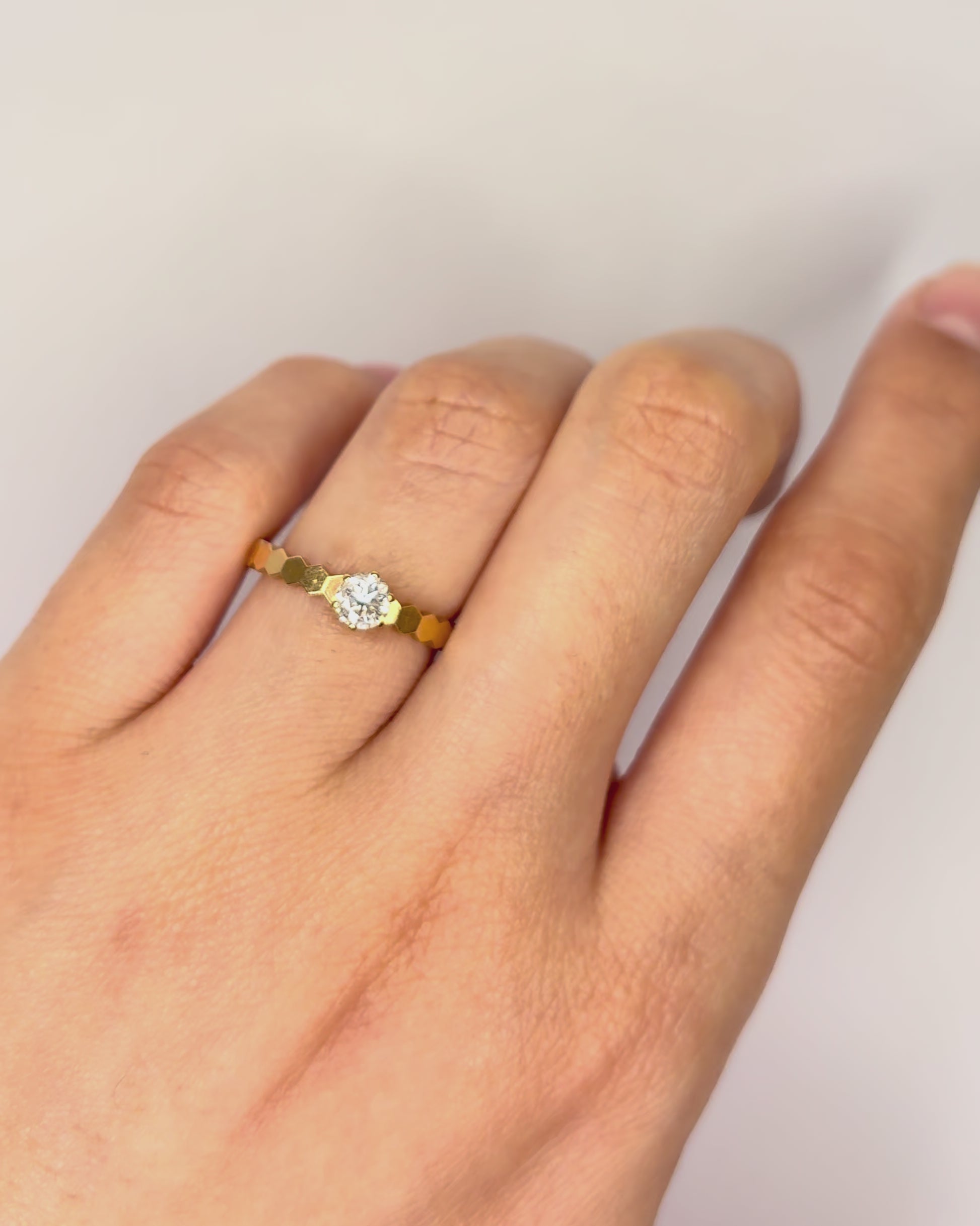 Bague Solitaire Signée Chaumet Diamant 0.30 carat "Bee my love"