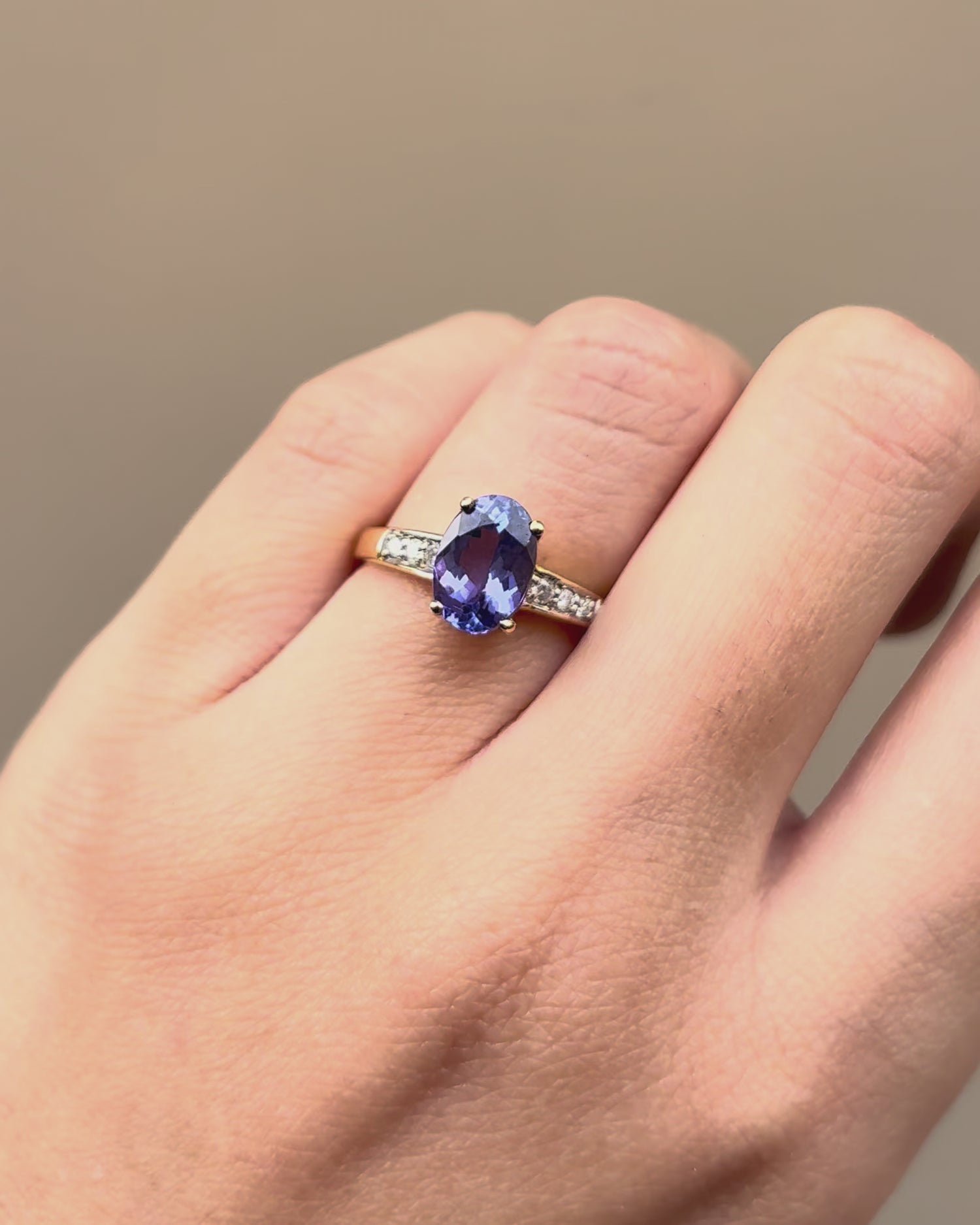 Solitaire Ring Tanzanite 2 carats &amp; 6 Diamonds &quot;Aïna&quot;
