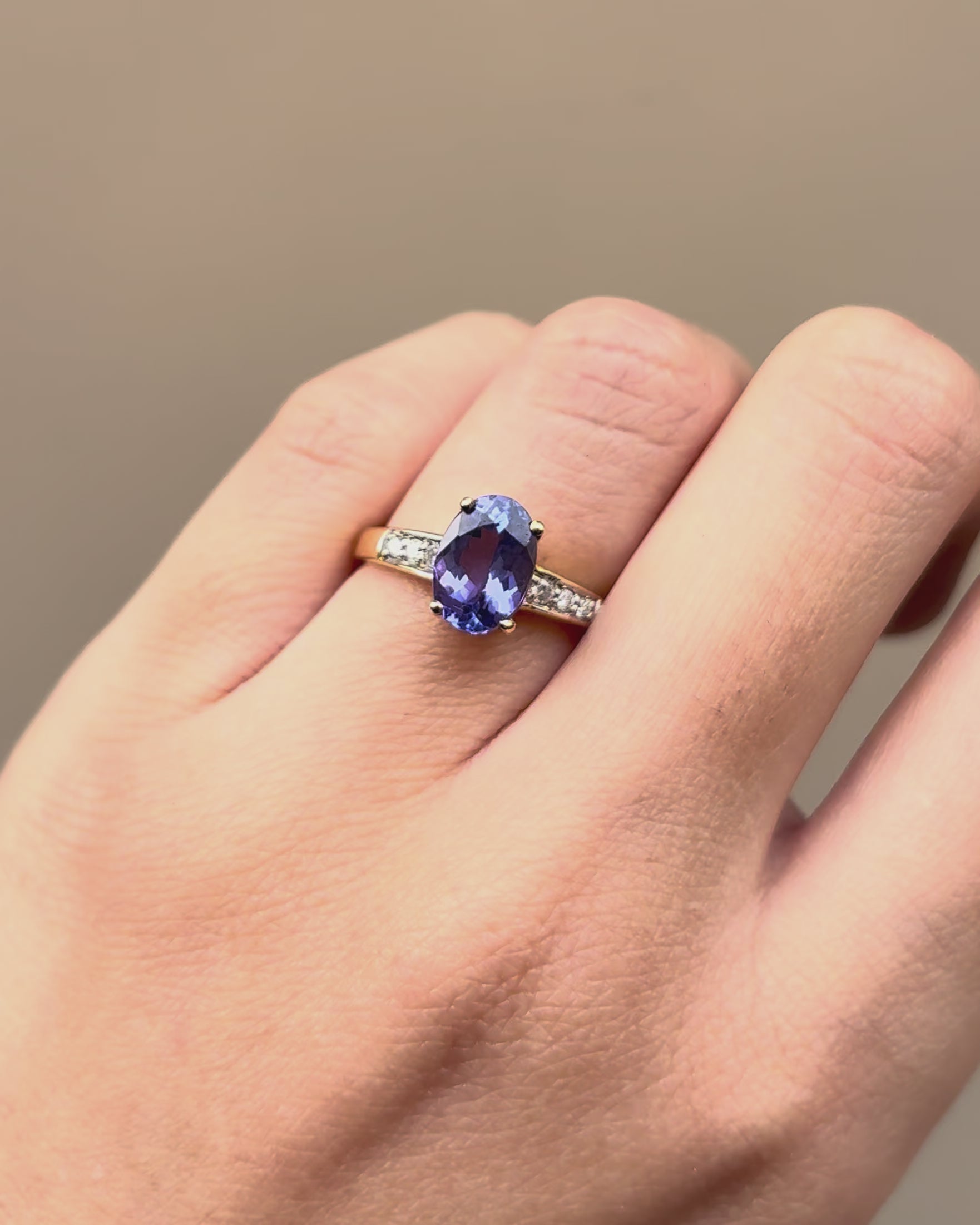 Solitaire Ring Tanzanite 2 carats &amp; 6 Diamonds &quot;Aïna&quot;