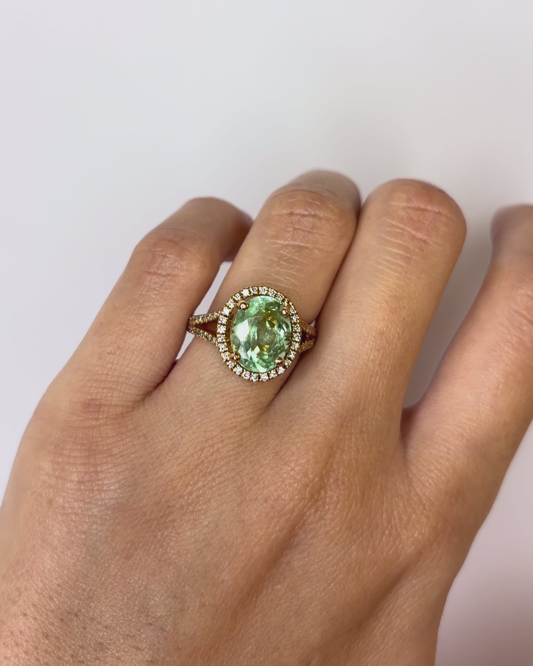 Anillo estilo Art Déco Turmalina verde laguna 4 quilates y diamantes 0,68 quilate "Meryem"