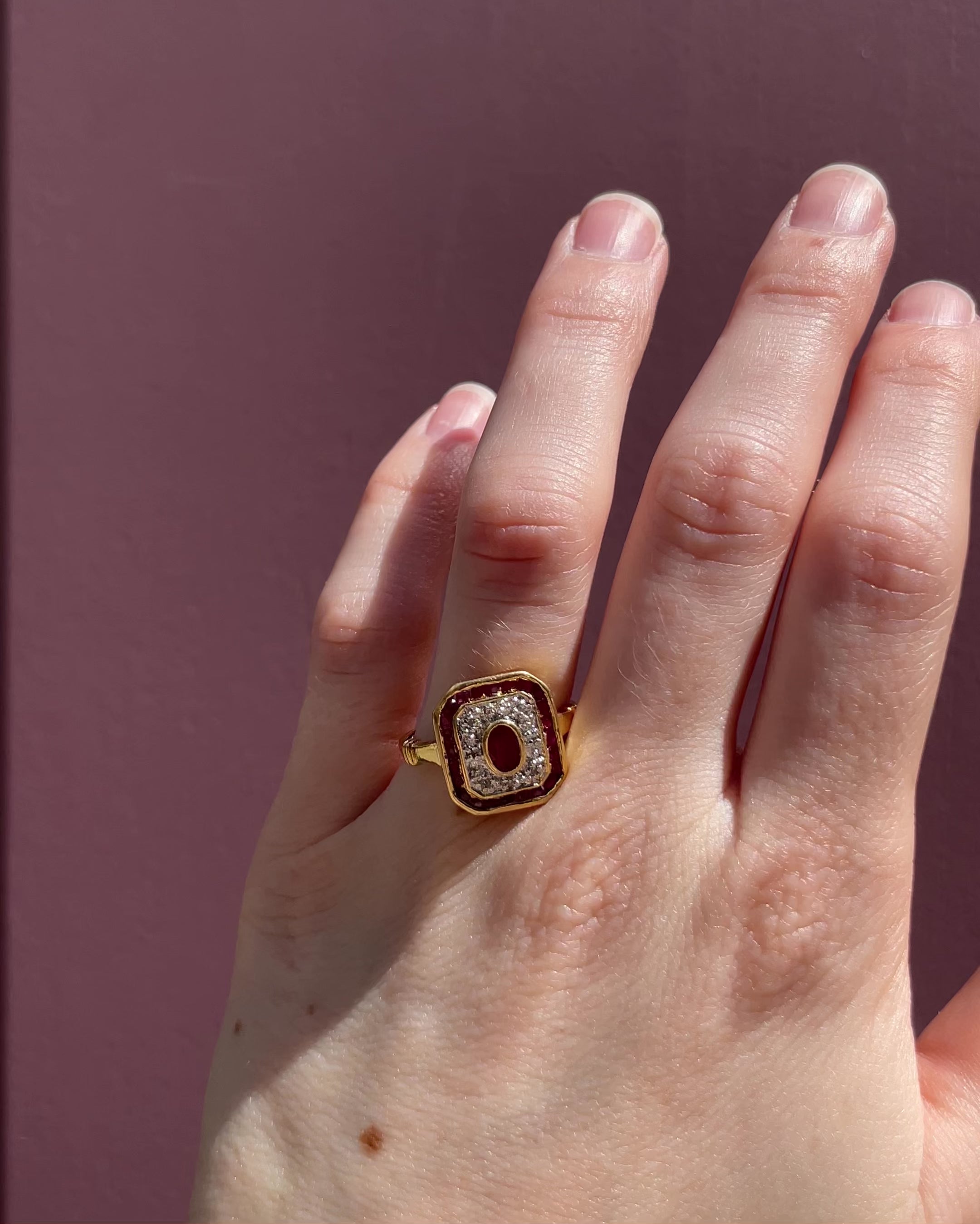 Anillo estilo Art Déco Rubí 1.02 quilates y diamantes "Olivia"