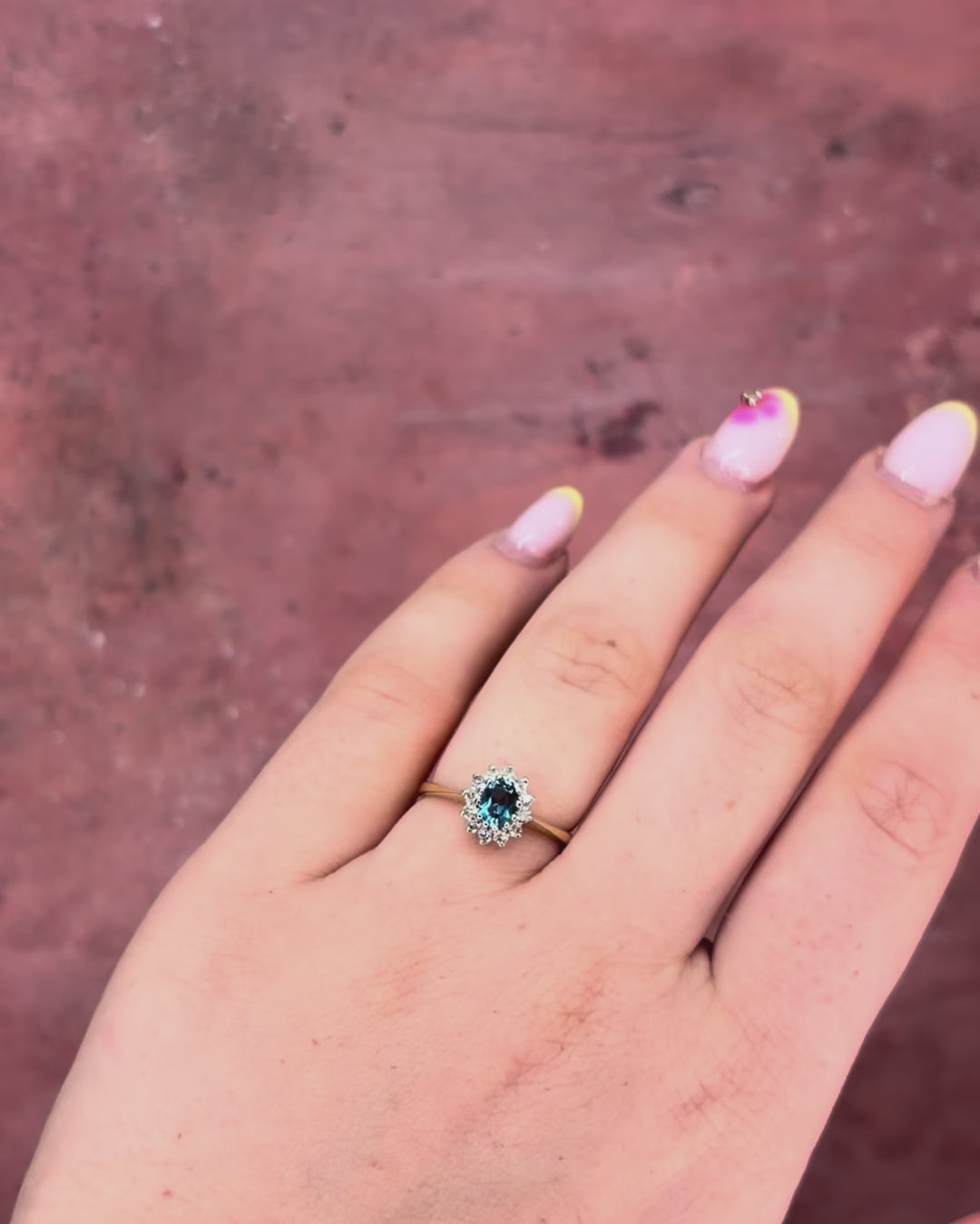 Anillo margarita de topacio de 0,43 quilates y diamantes «Isabelle»