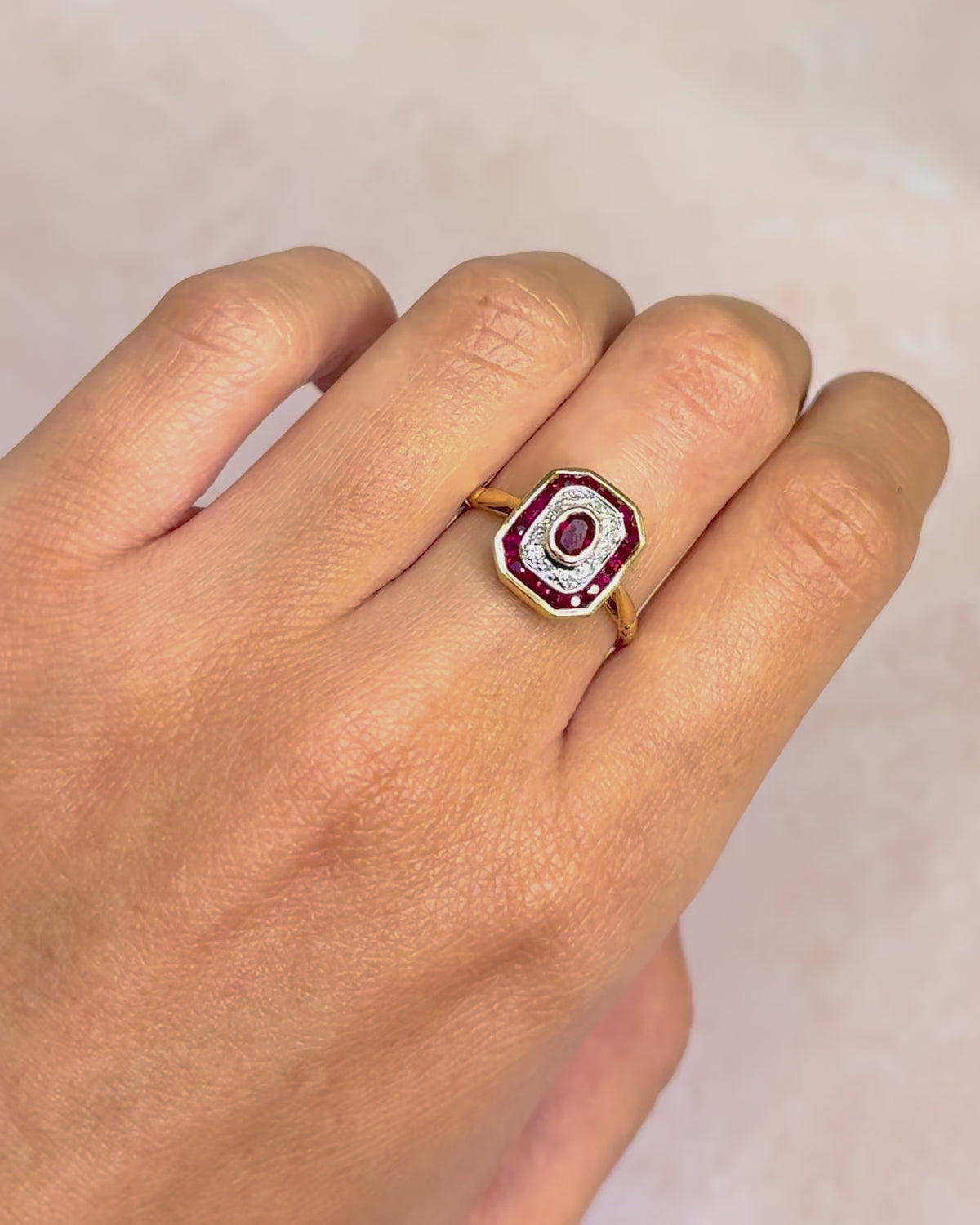 Anillo de estilo art déco con rubí de 0.73 quilates y diamantes «Amélie»