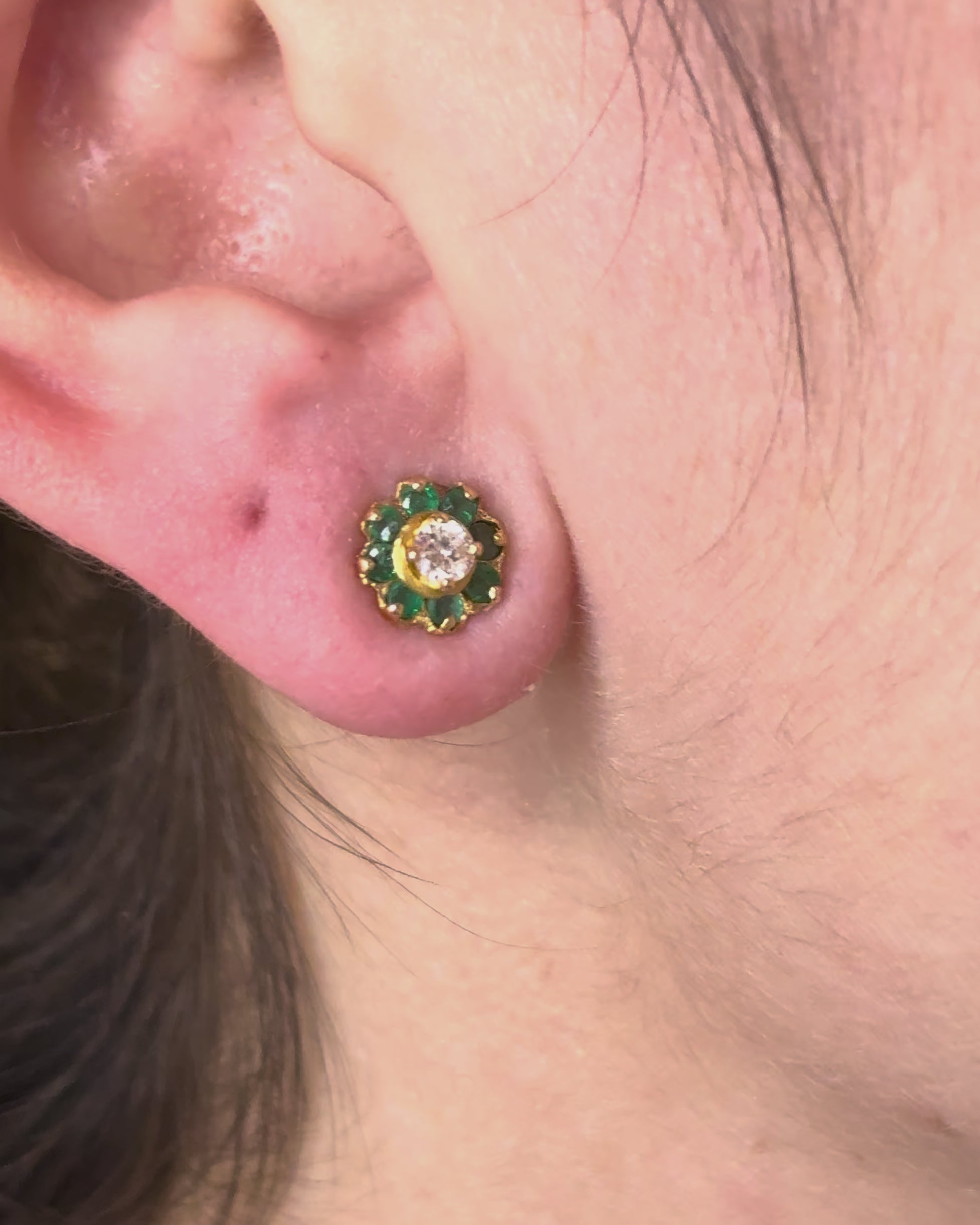 Boucles Marguerite 16 Émeraudes &amp; Diamants 0.20 carat "Eline"