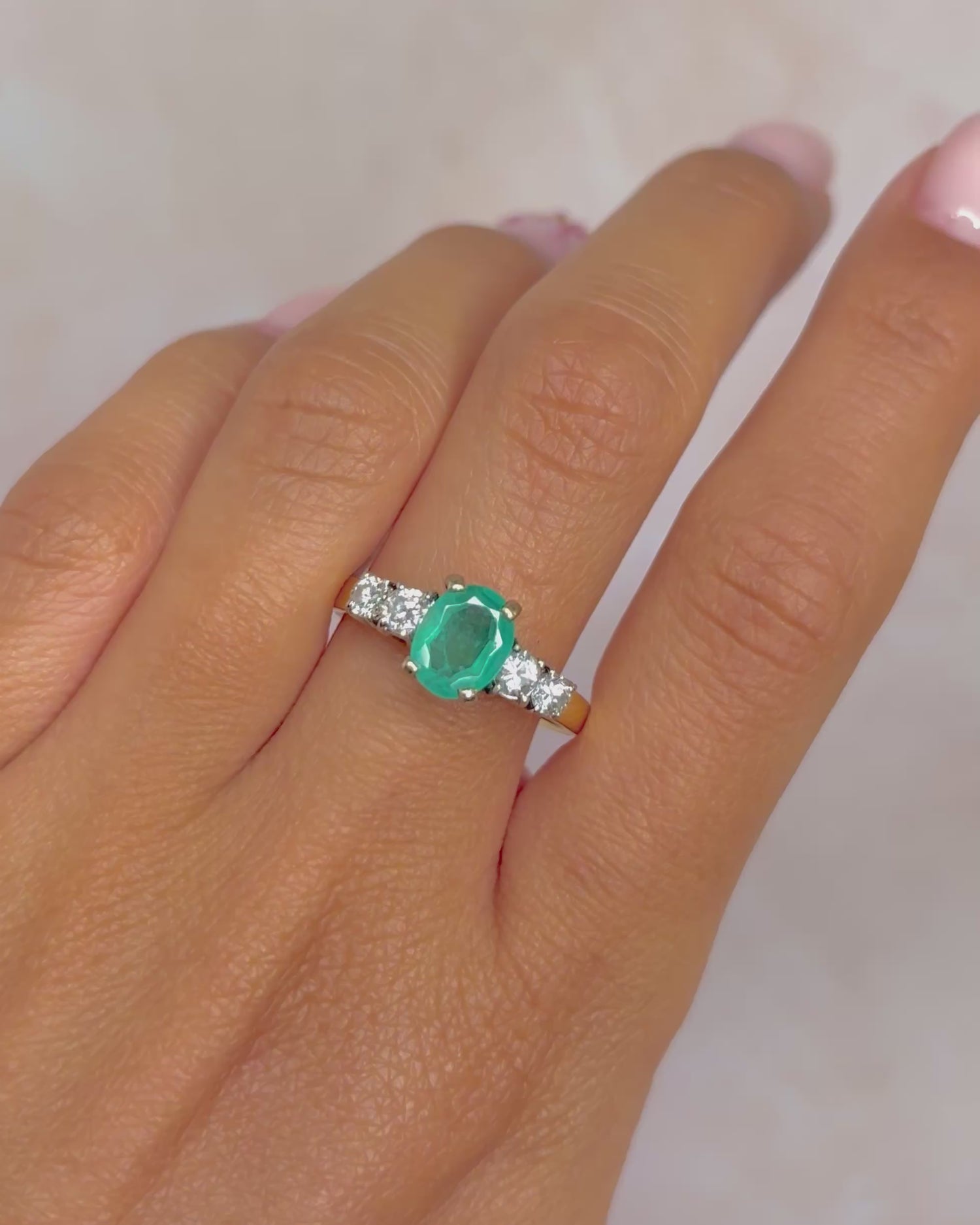 Anillo Trilogía Esmeralda 1.27 quilates y Diamantes 0.36 quilates "Manon"
