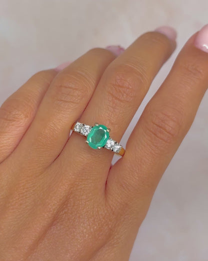 Anillo Trilogía Esmeralda 1.27 quilates y Diamantes 0.36 quilates "Manon"