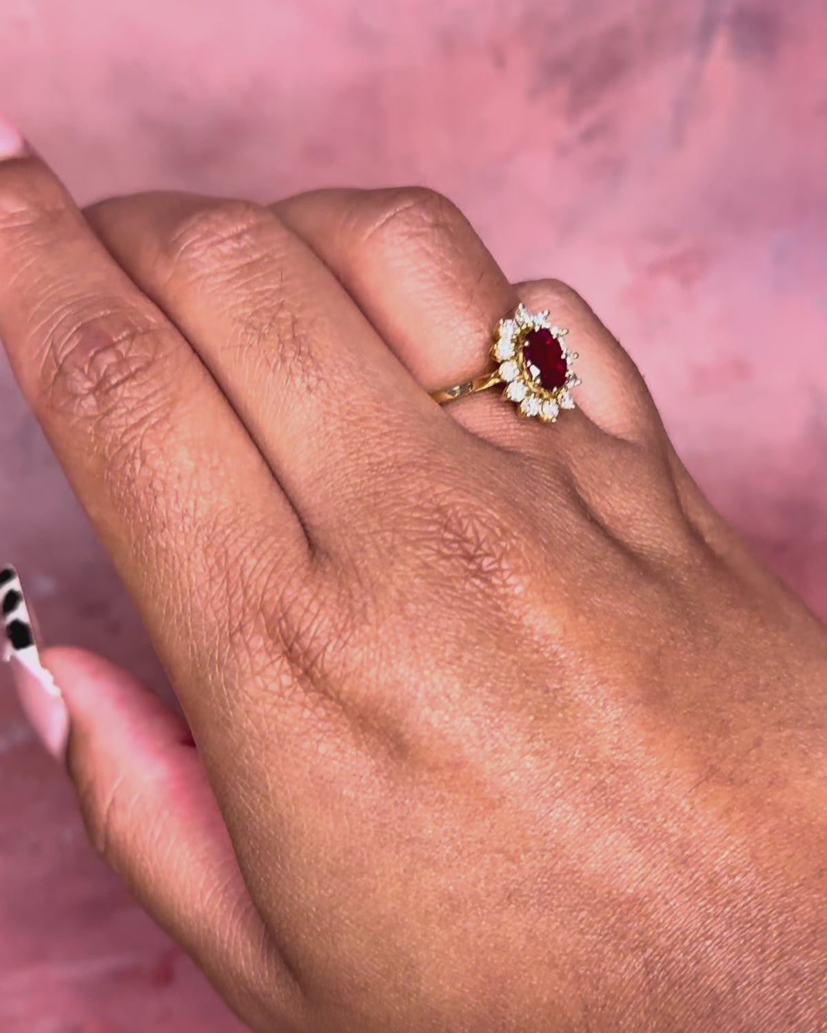Anillo margarita de rubíes de 1.42 quilates y diamantes «Louise»