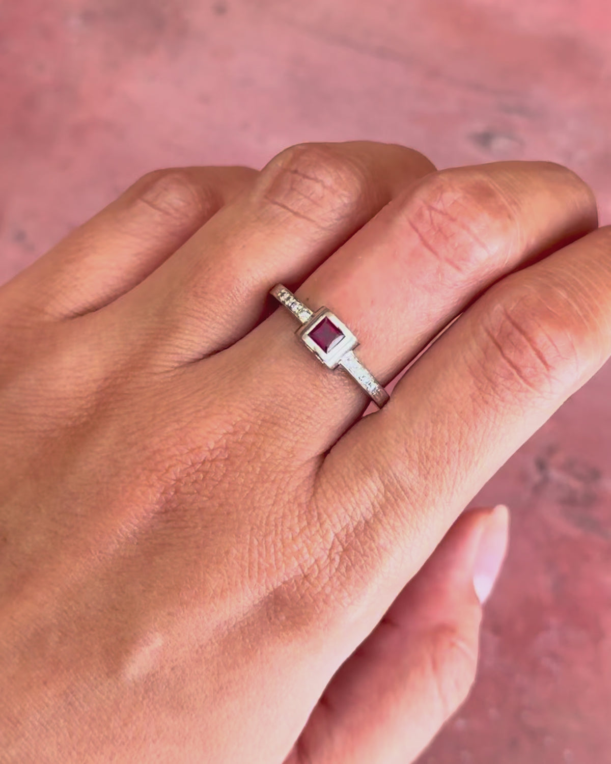 Anillo solitario de rubí de 0.30 quilates y diamantes, 4.31g «Ernest»