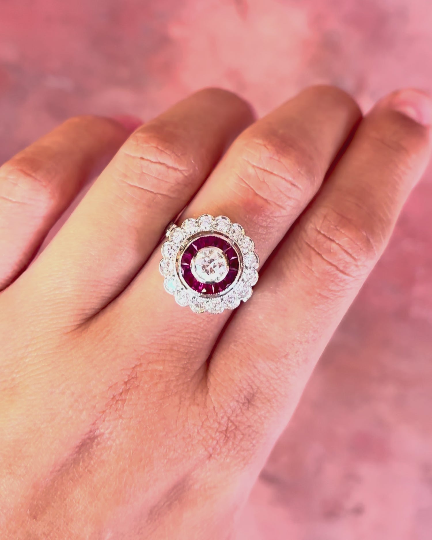 Anillo de estilo art déco con diamantes de 1.26 quilates y rubíes de 0.60 quilates «Zahia»