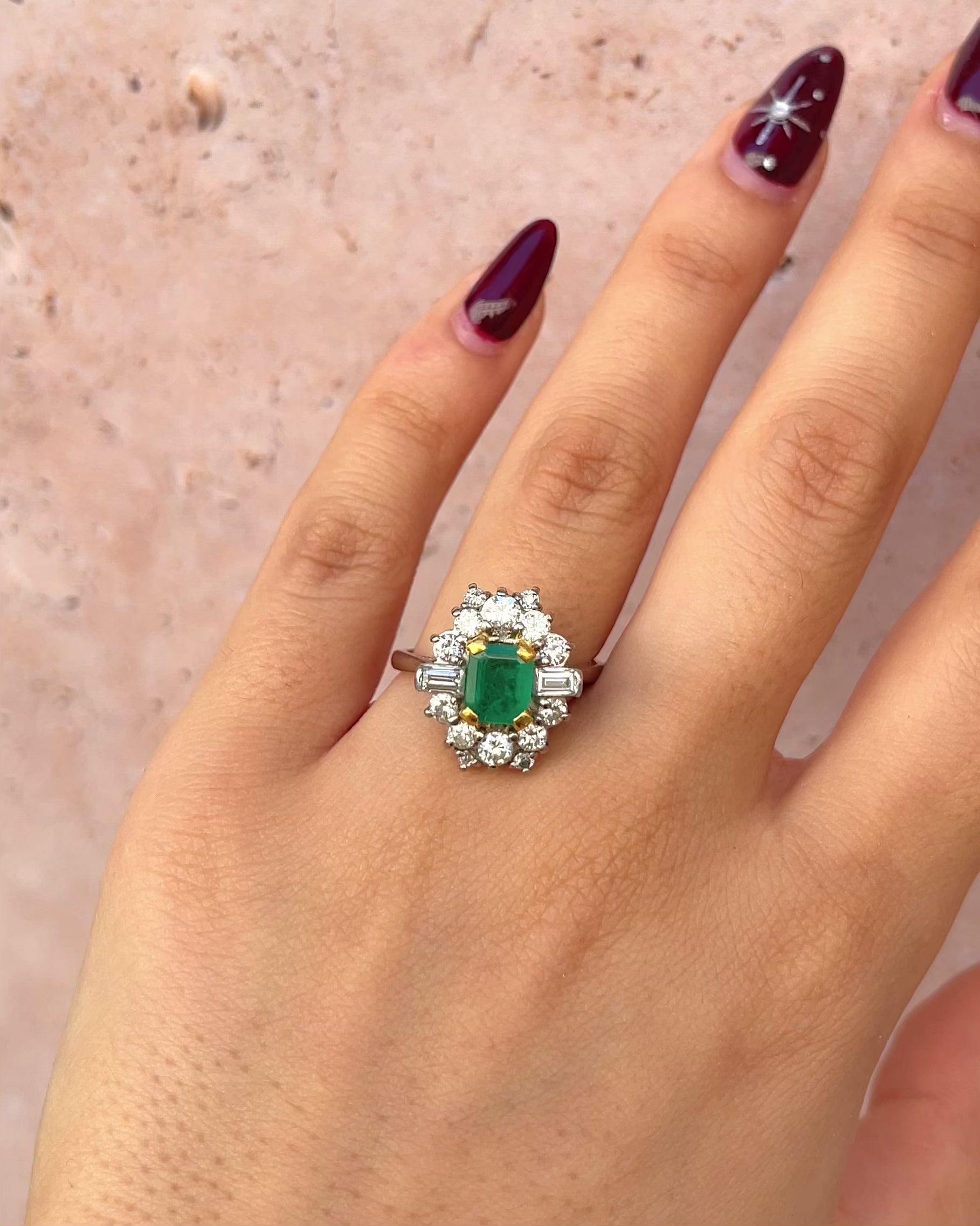 Anillo Margarita Esmeralda 1.30 quilates y Diamantes 1.04 quilates "Beatriz"