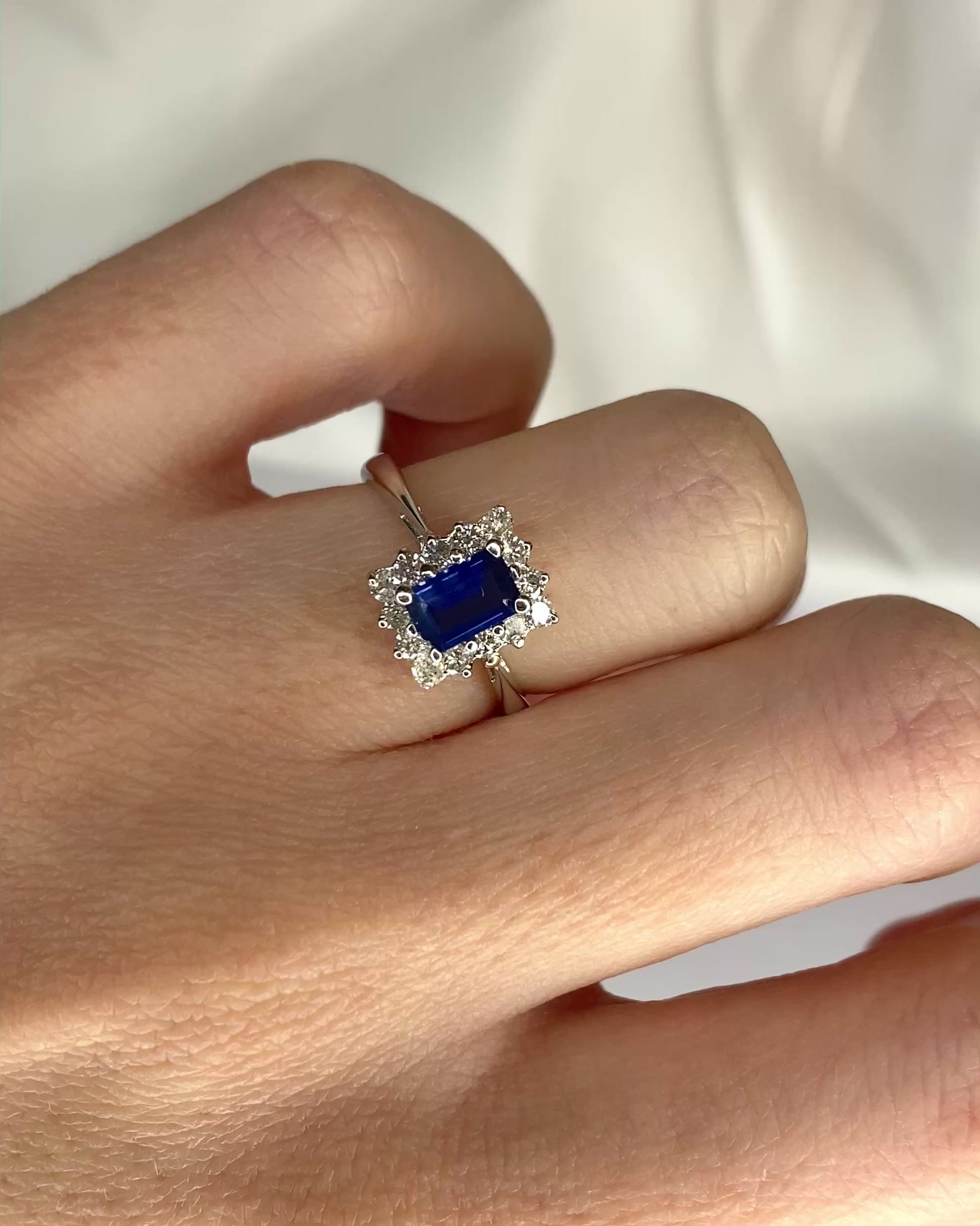 Bague Marguerite Saphir Bleu Roi 0.62 carat &amp; Diamants 0.42 carat "Kaina"